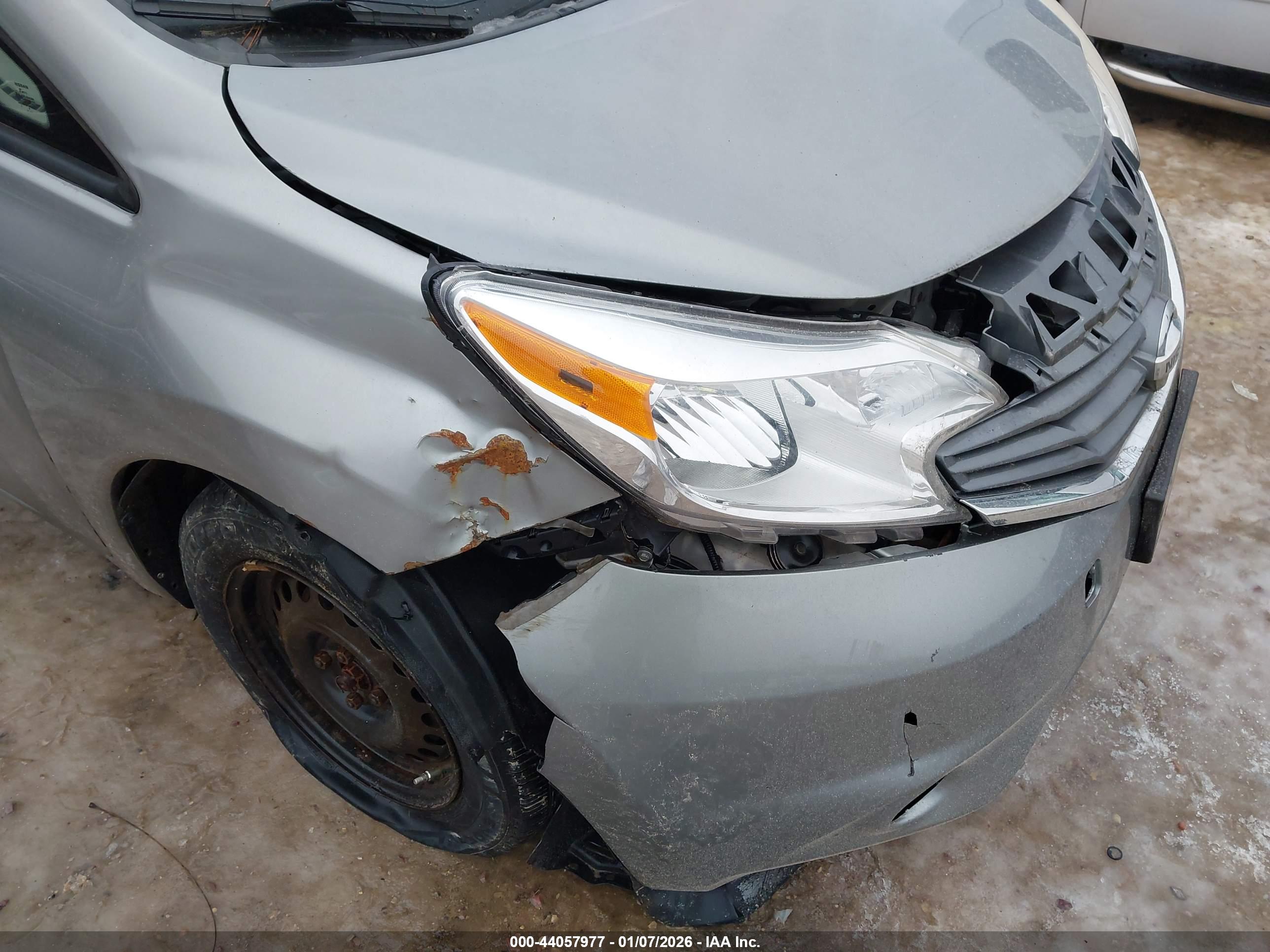 NISSAN VERSA image 6