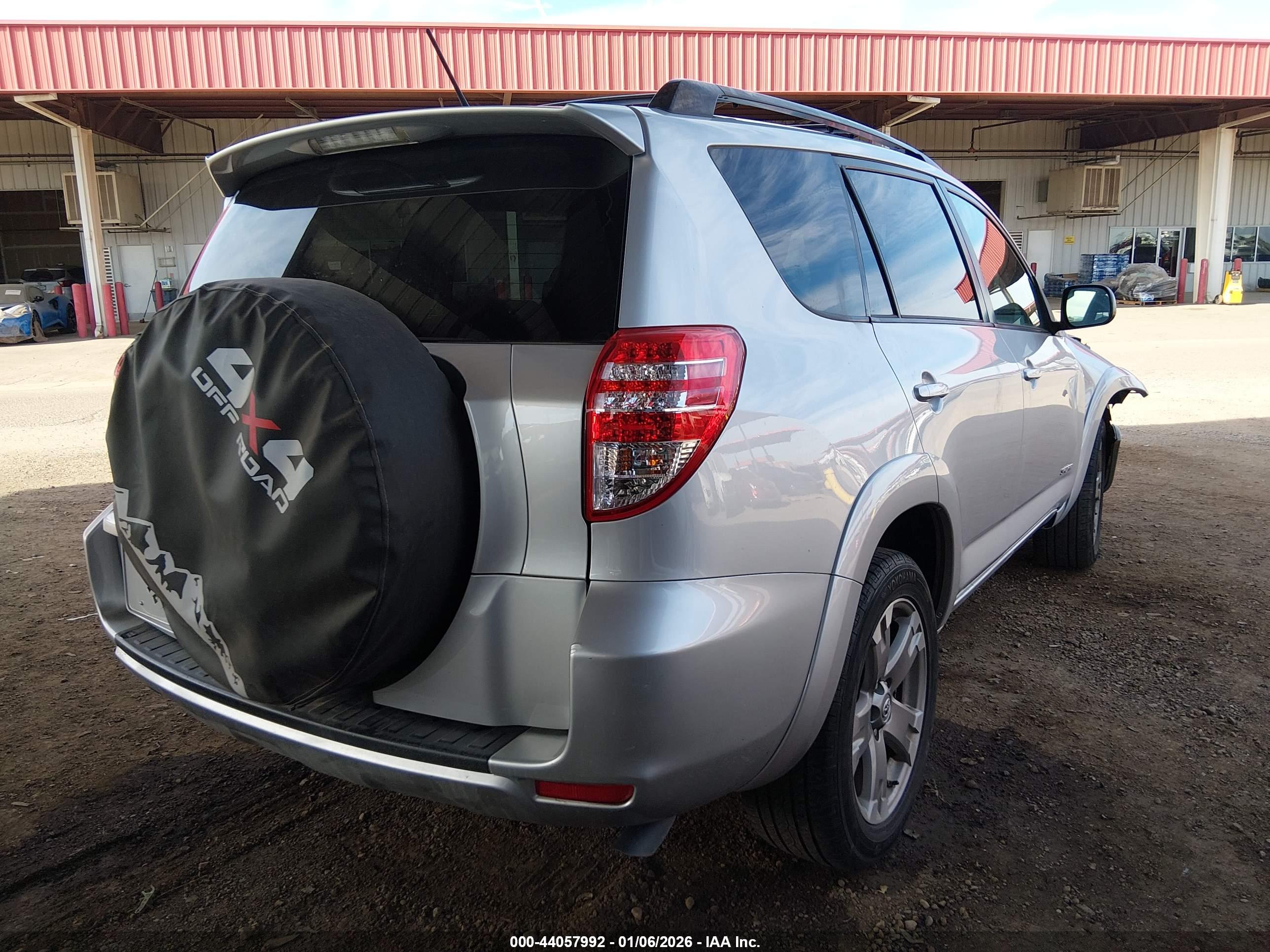 TOYOTA RAV4 image 4
