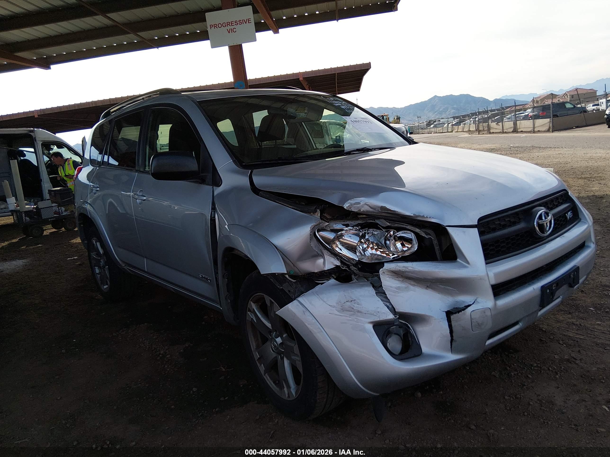 TOYOTA RAV4 image 6