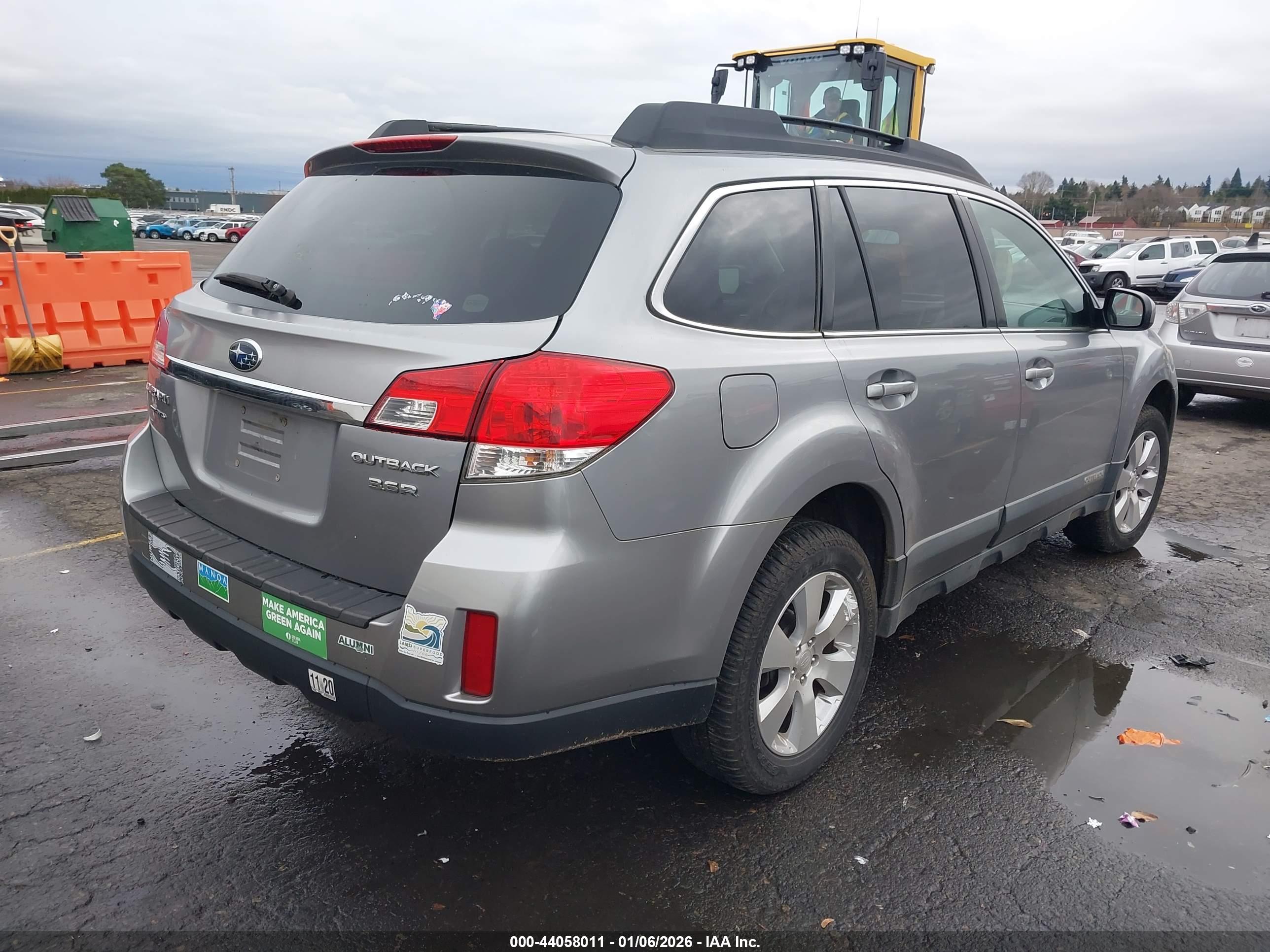 SUBARU OUTBACK image 4
