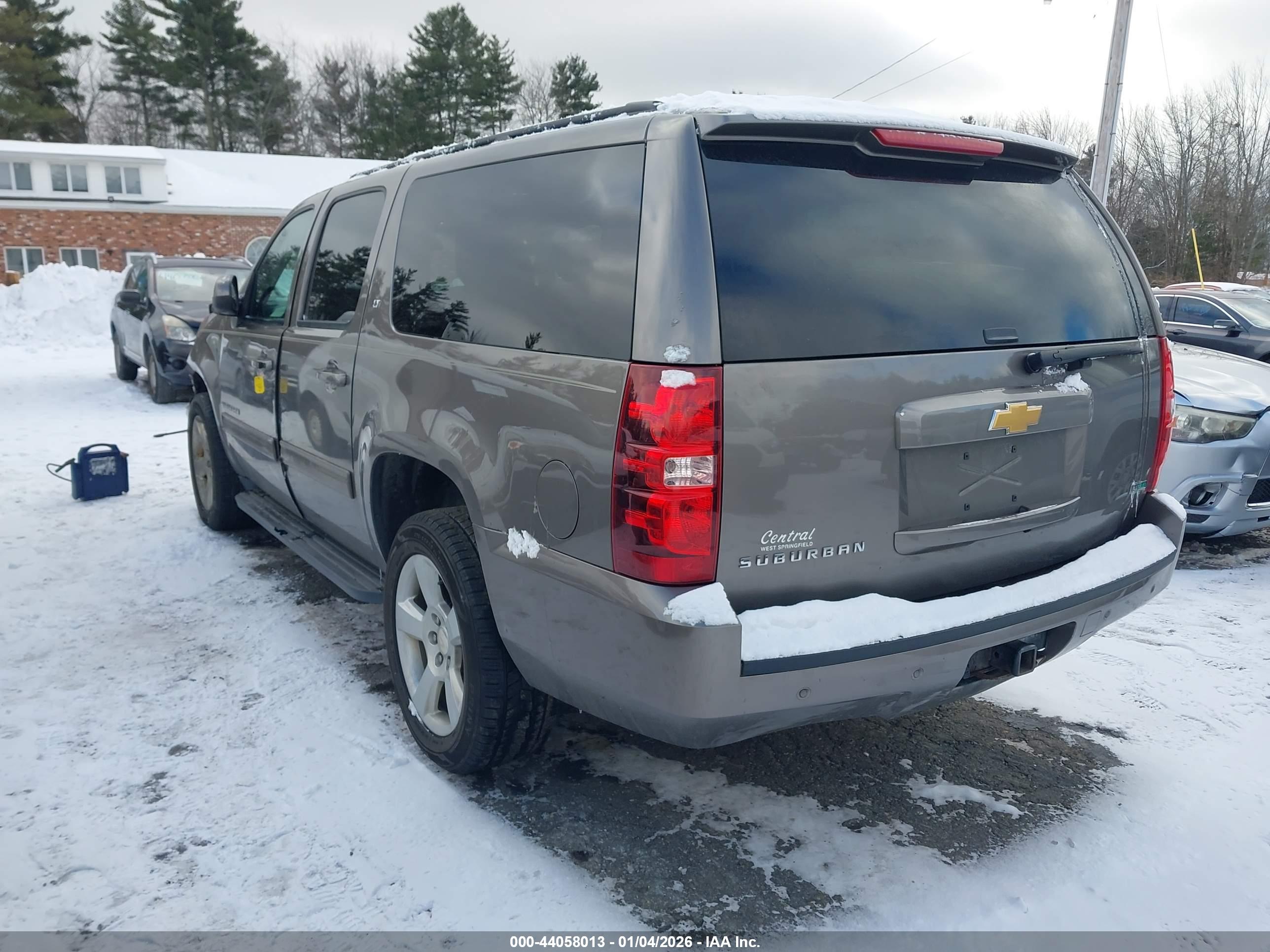 CHEVROLET SUBURBAN image 3