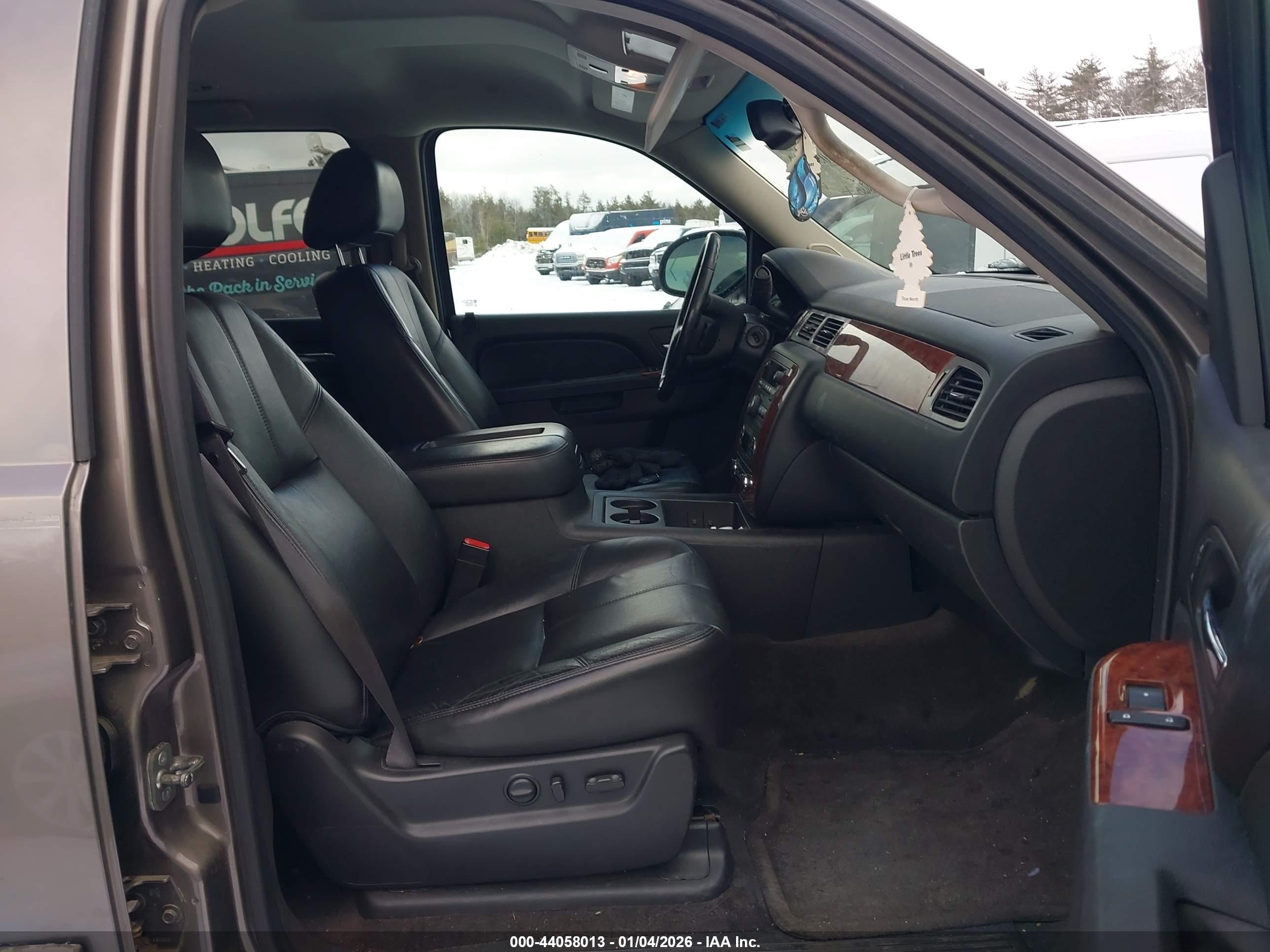 CHEVROLET SUBURBAN image 5