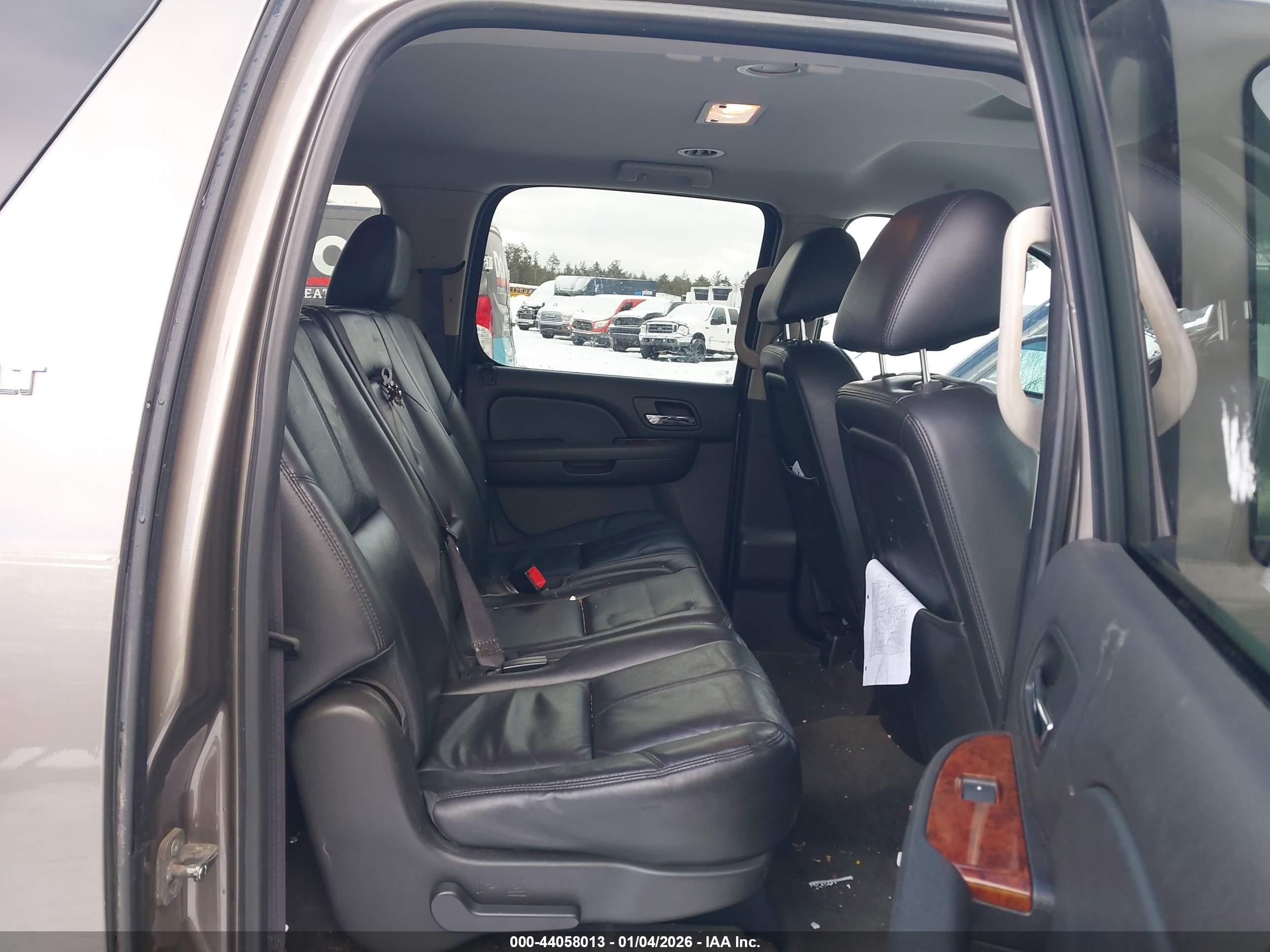 CHEVROLET SUBURBAN image 8
