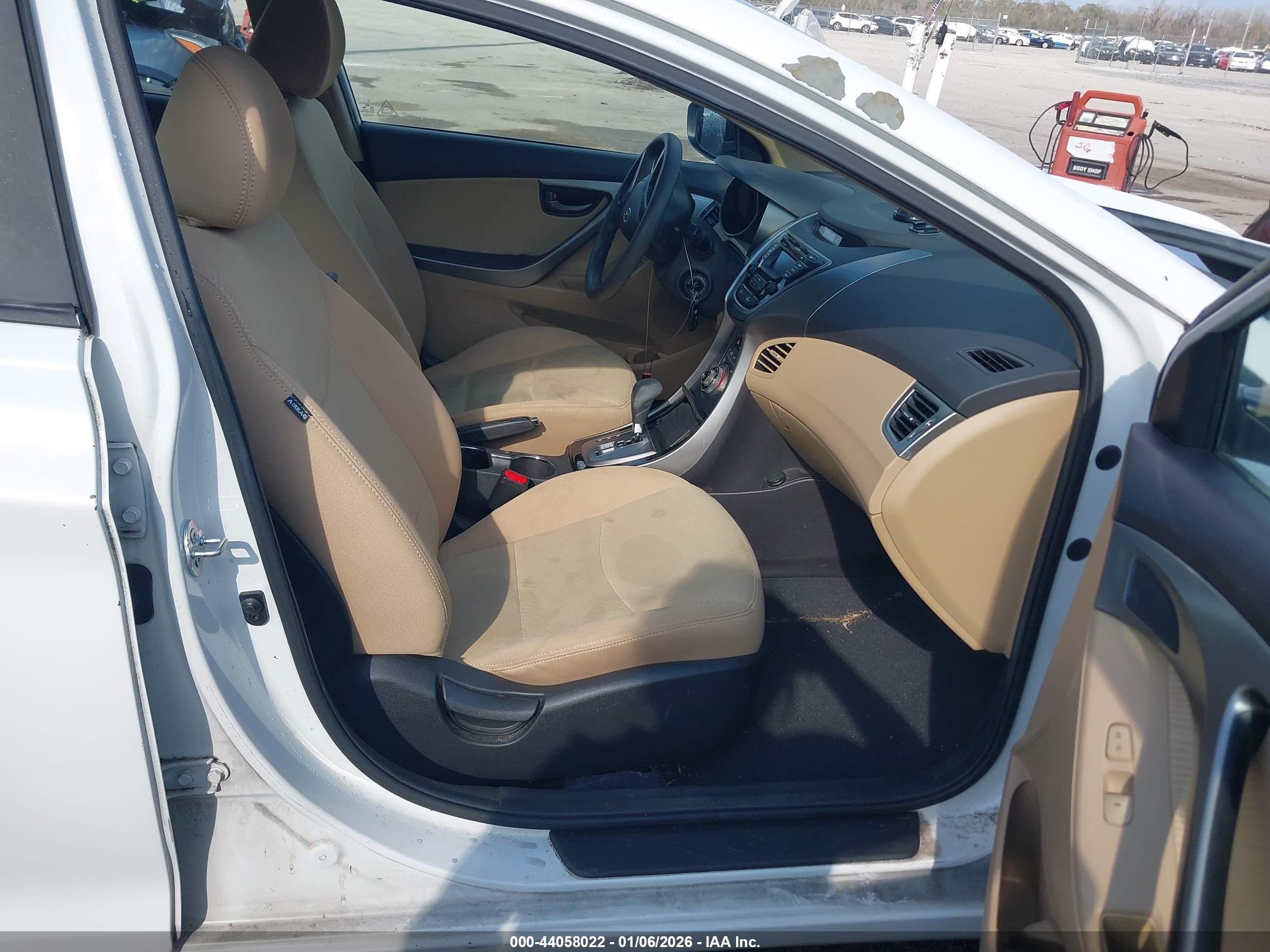 HYUNDAI ELANTRA image 5