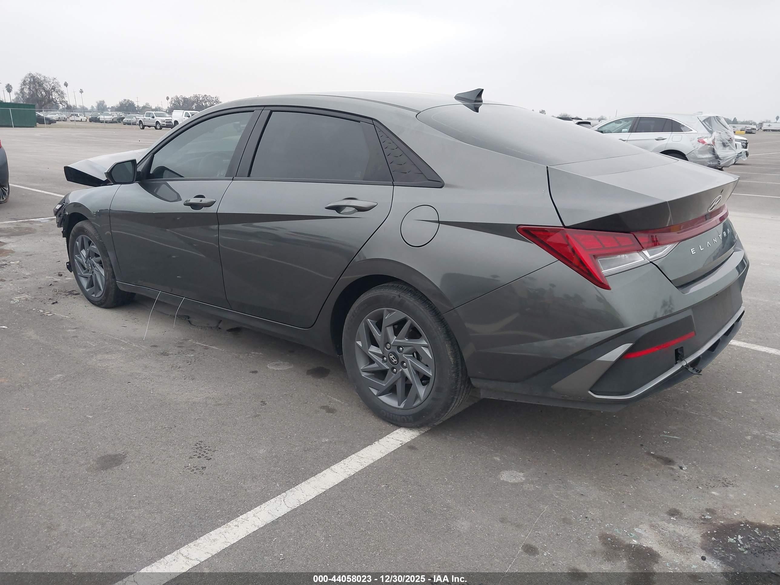 HYUNDAI ELANTRA image 3