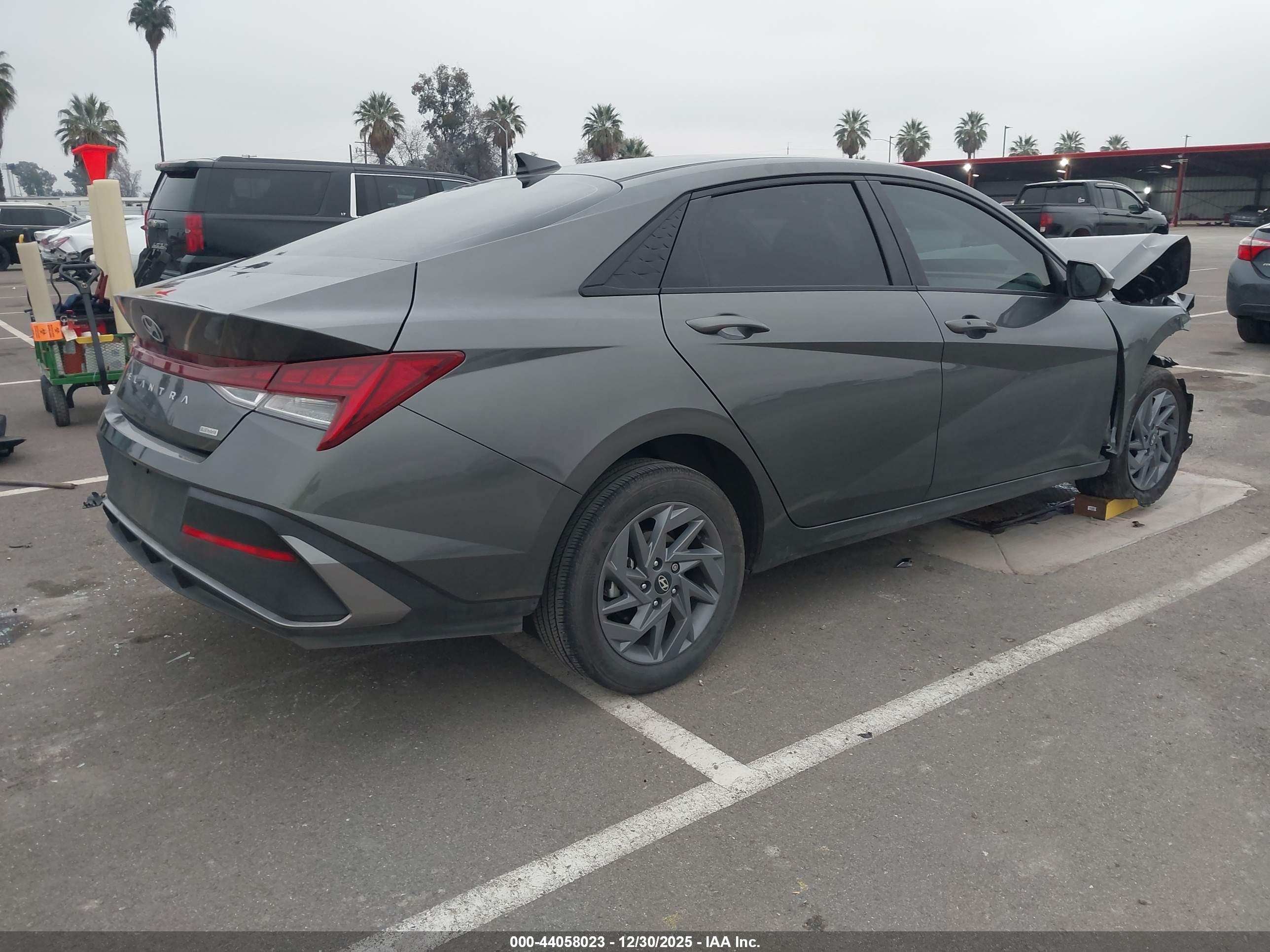 HYUNDAI ELANTRA image 4
