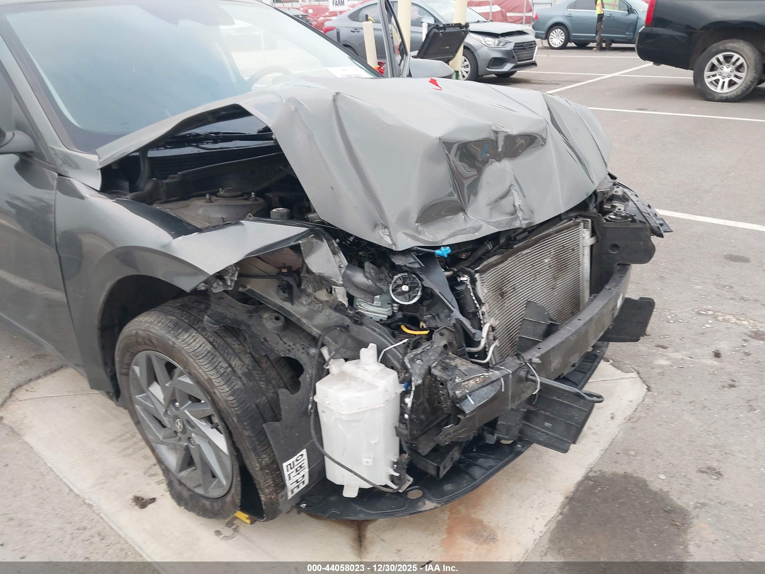 HYUNDAI ELANTRA image 6