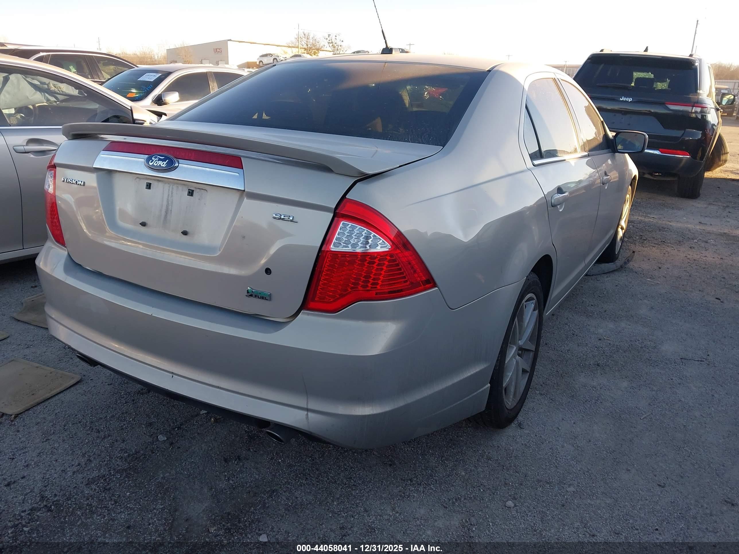 FORD FUSION image 4