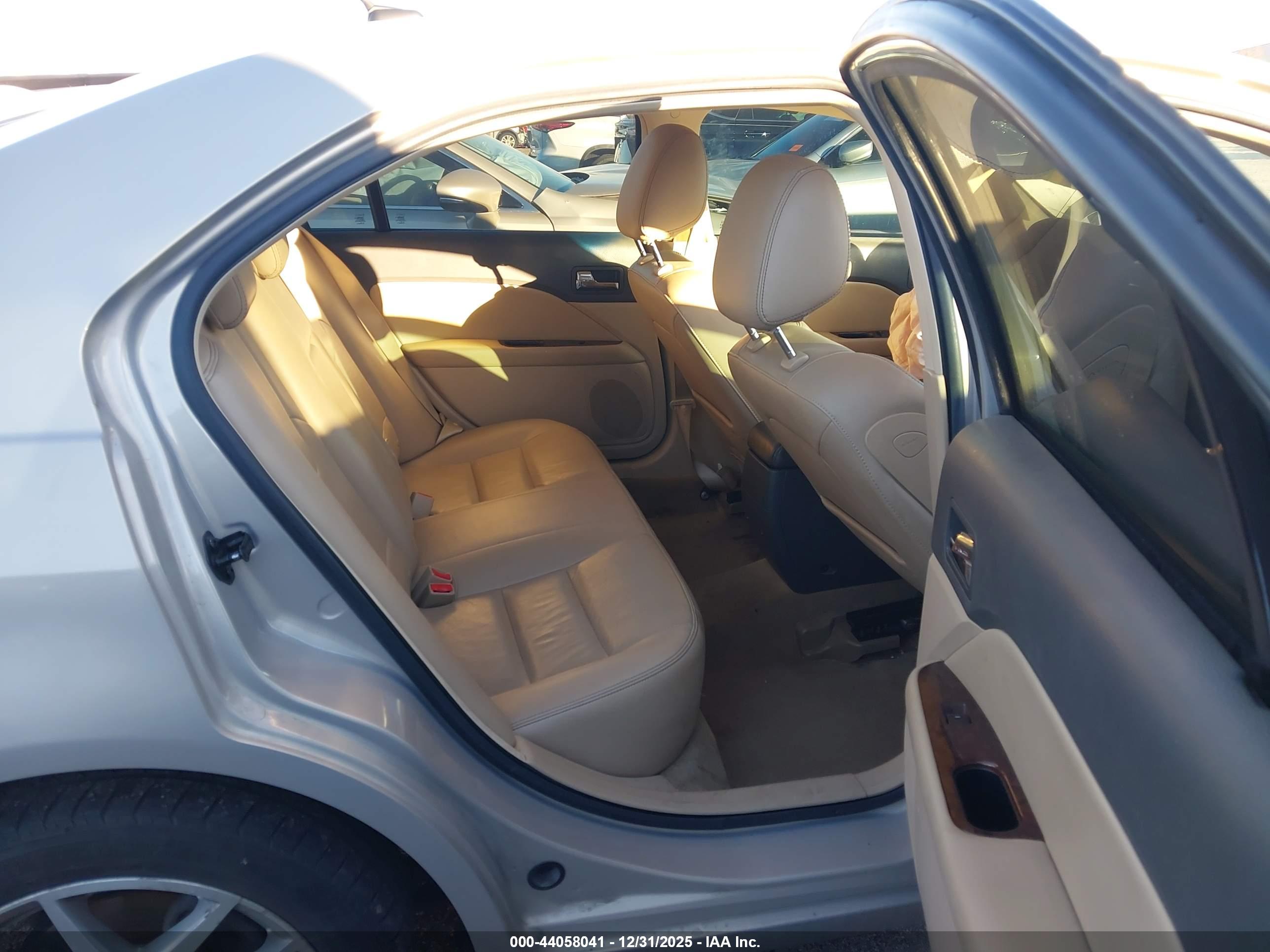 FORD FUSION image 8