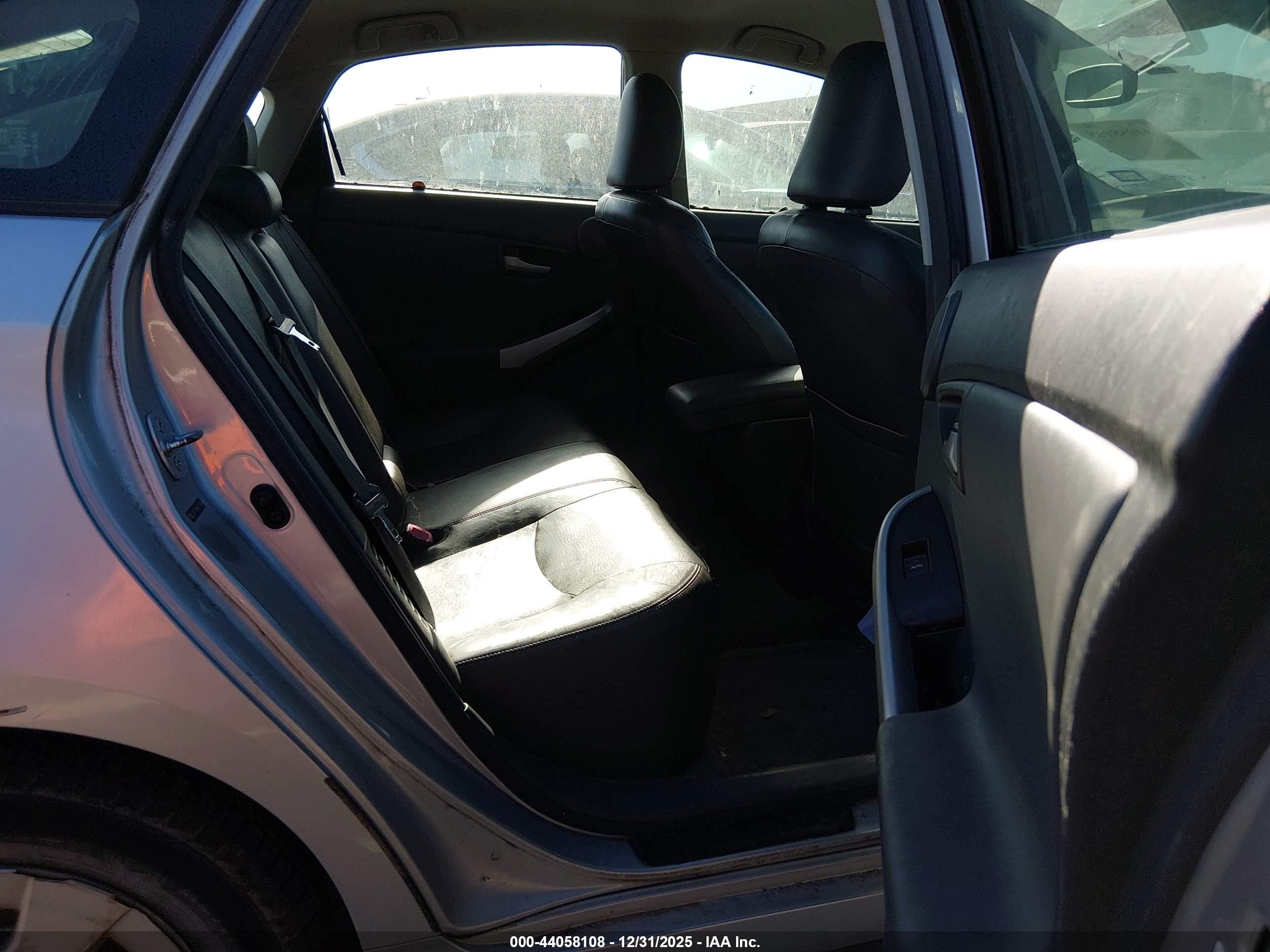 TOYOTA PRIUS image 8