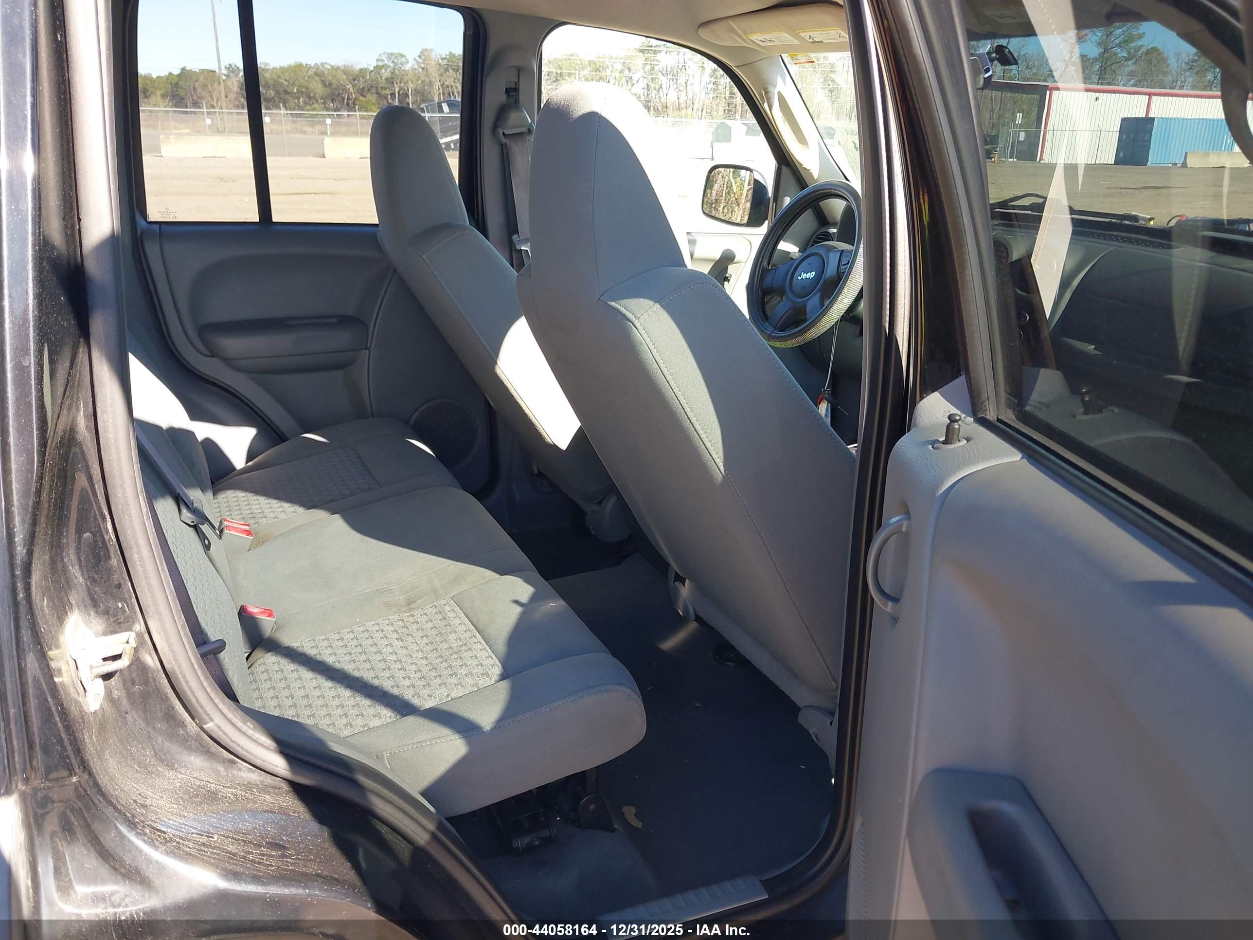 JEEP LIBERTY image 8