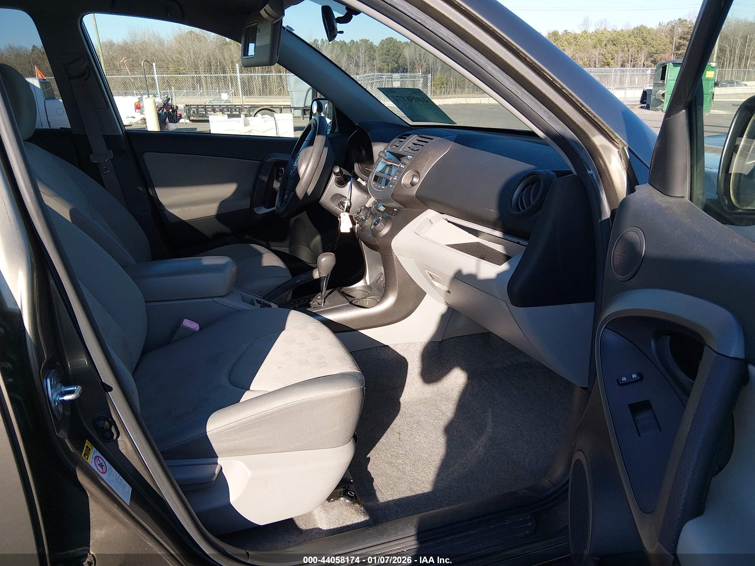 TOYOTA RAV4 image 5