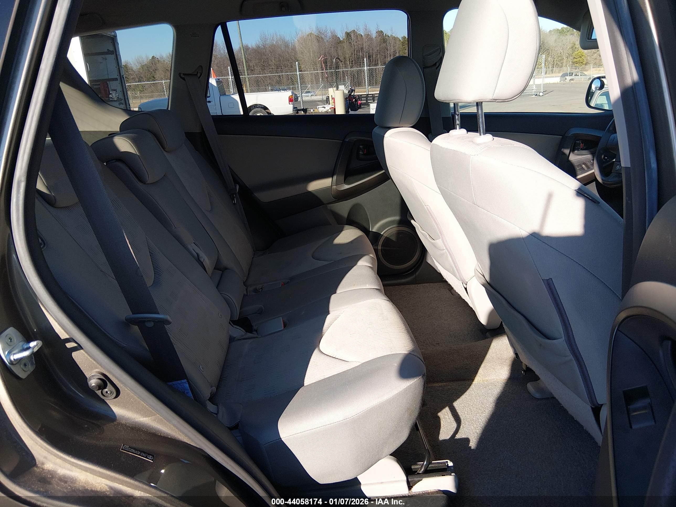TOYOTA RAV4 image 8