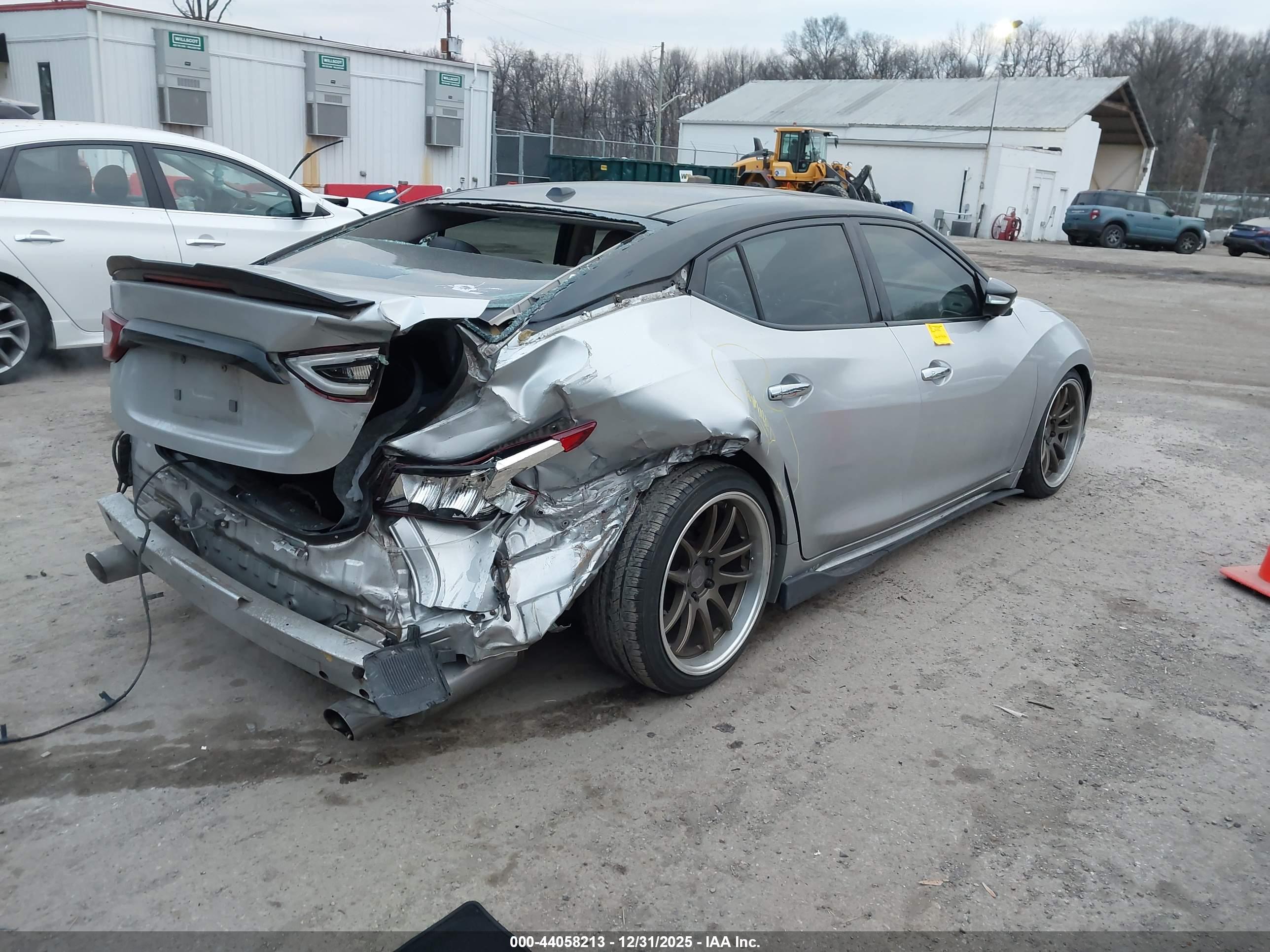 NISSAN MAXIMA image 4