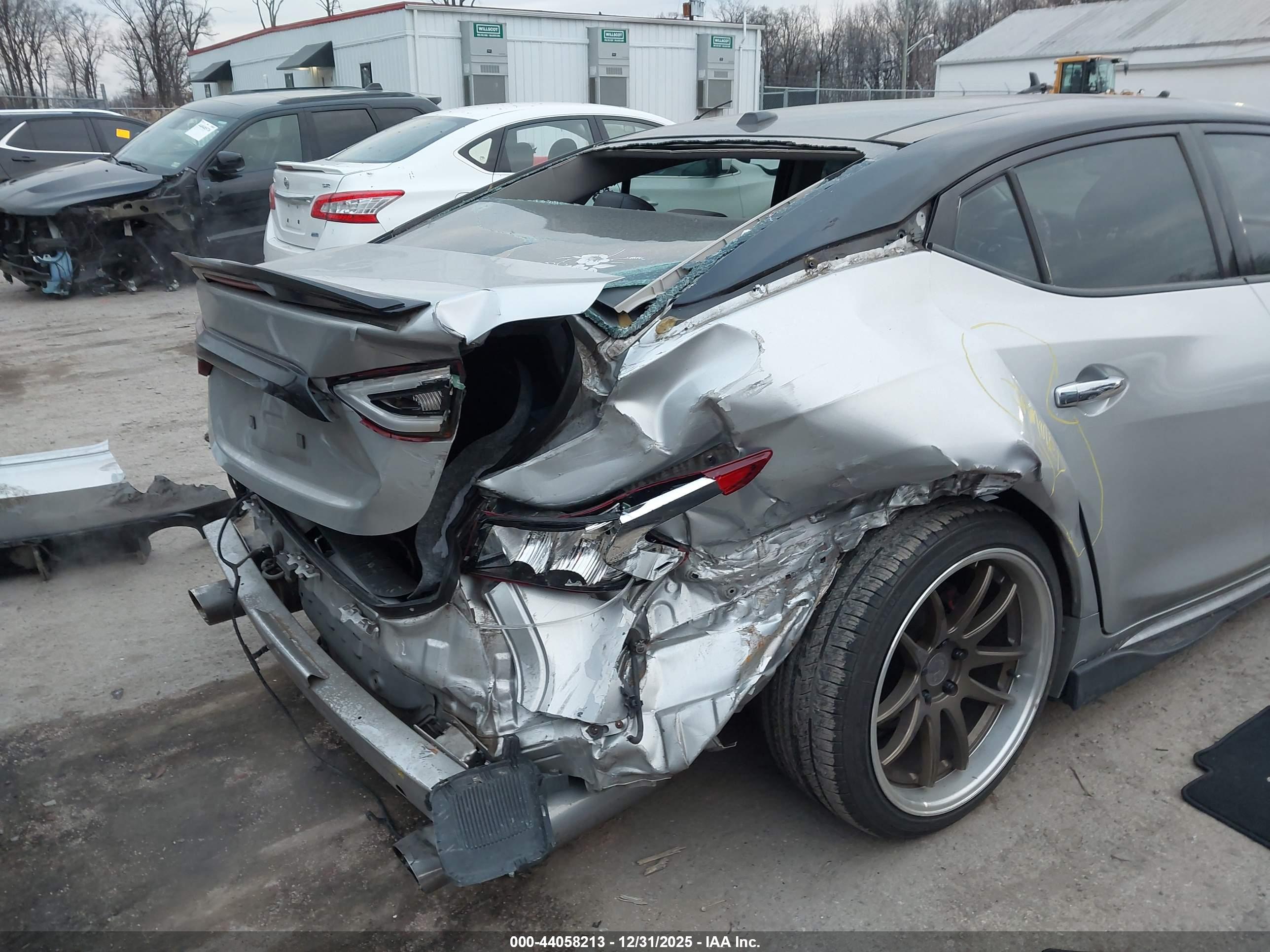 NISSAN MAXIMA image 6