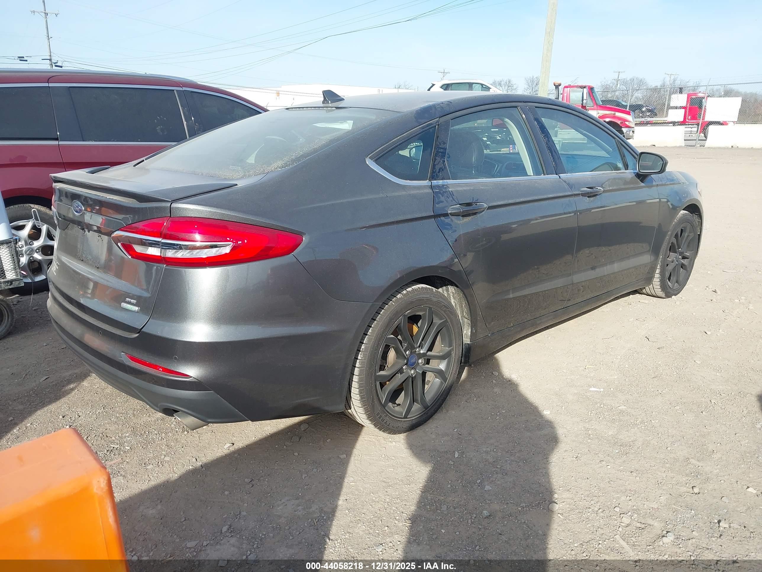 FORD FUSION image 4