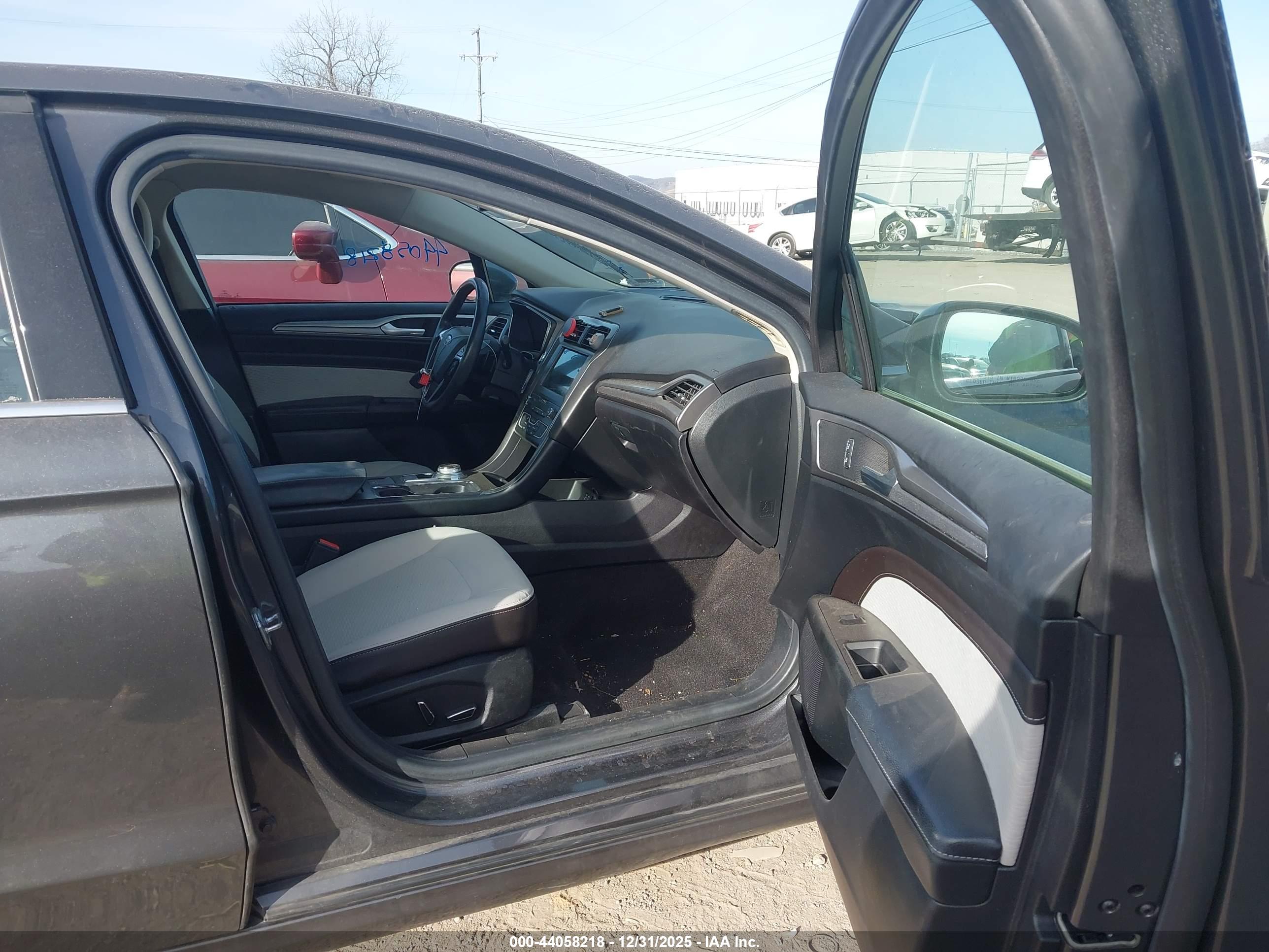 FORD FUSION image 5