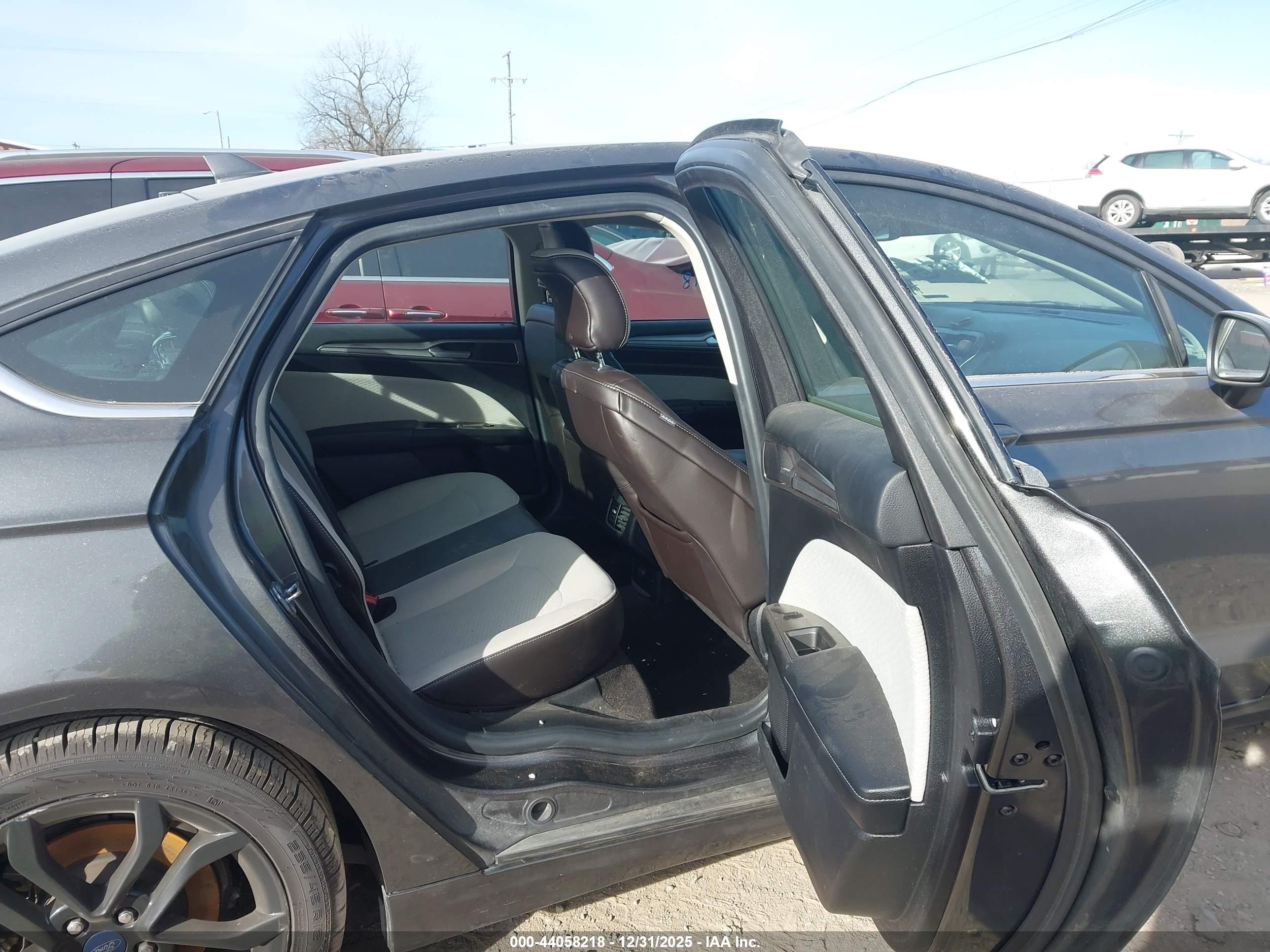 FORD FUSION image 8
