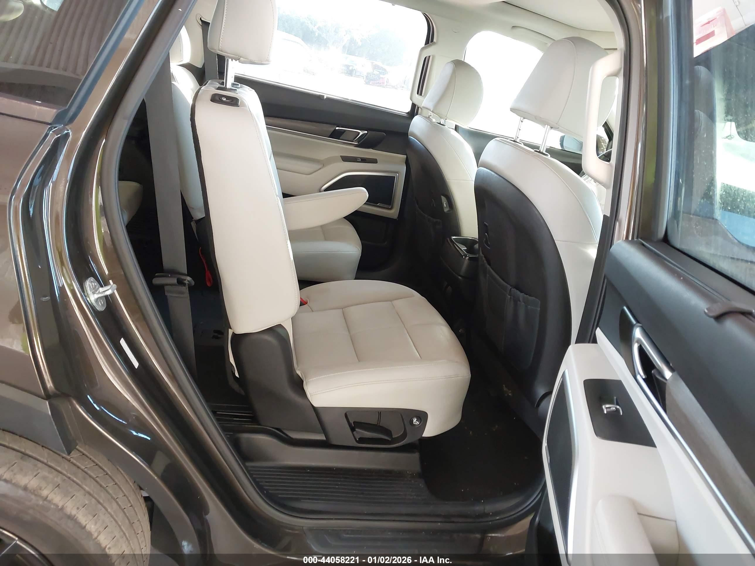 KIA TELLURIDE image 8