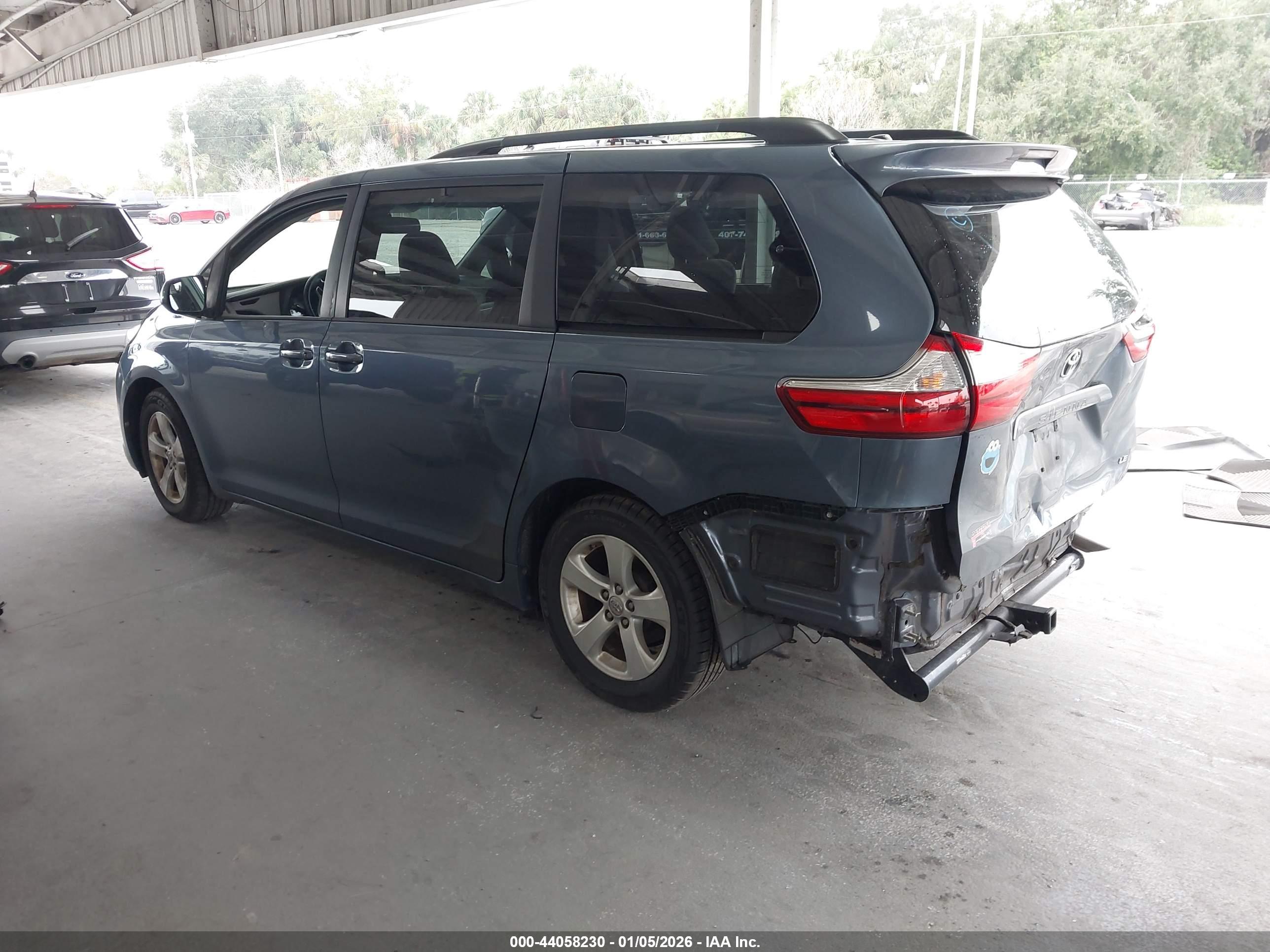 TOYOTA SIENNA image 3