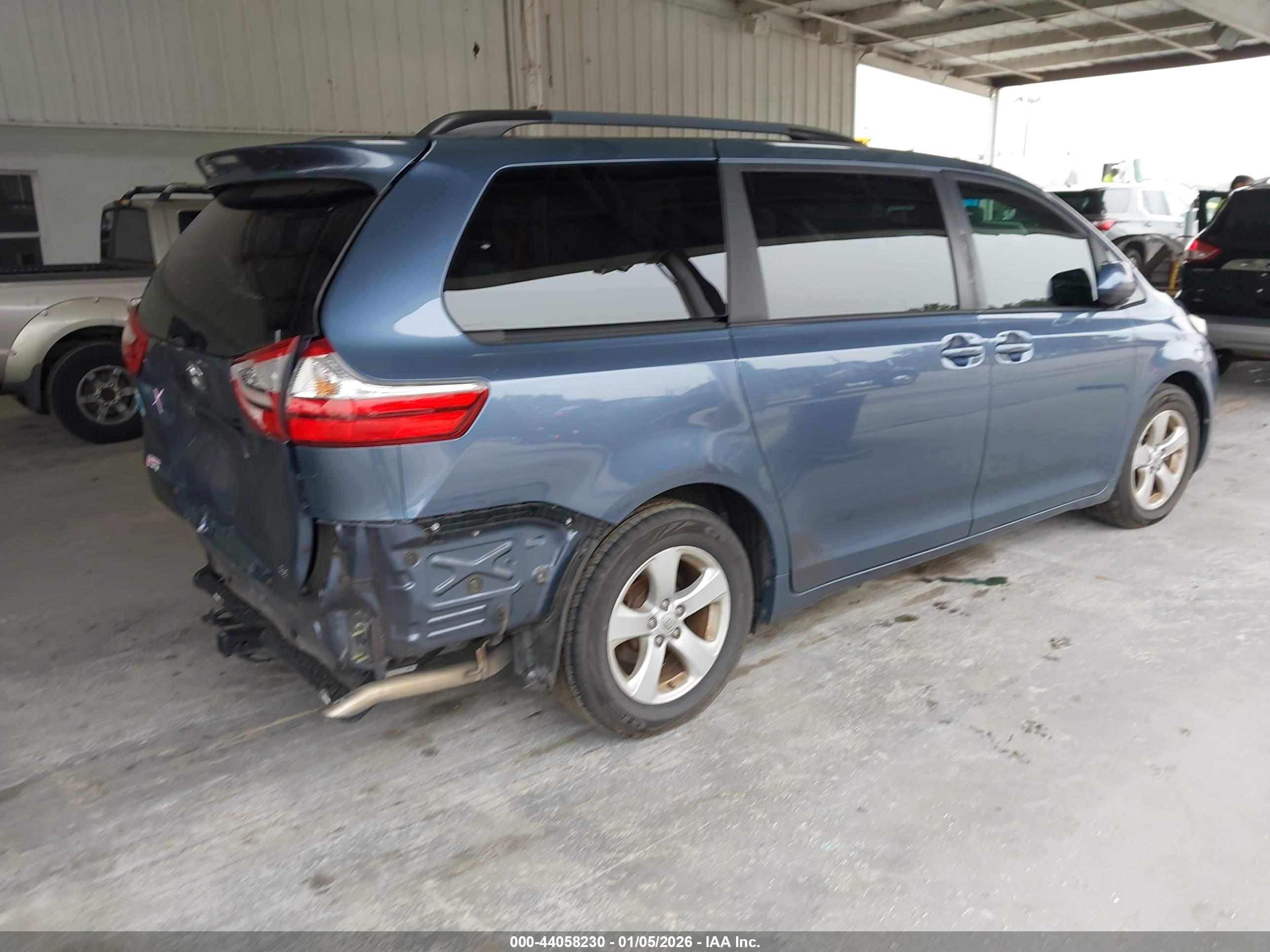 TOYOTA SIENNA image 4