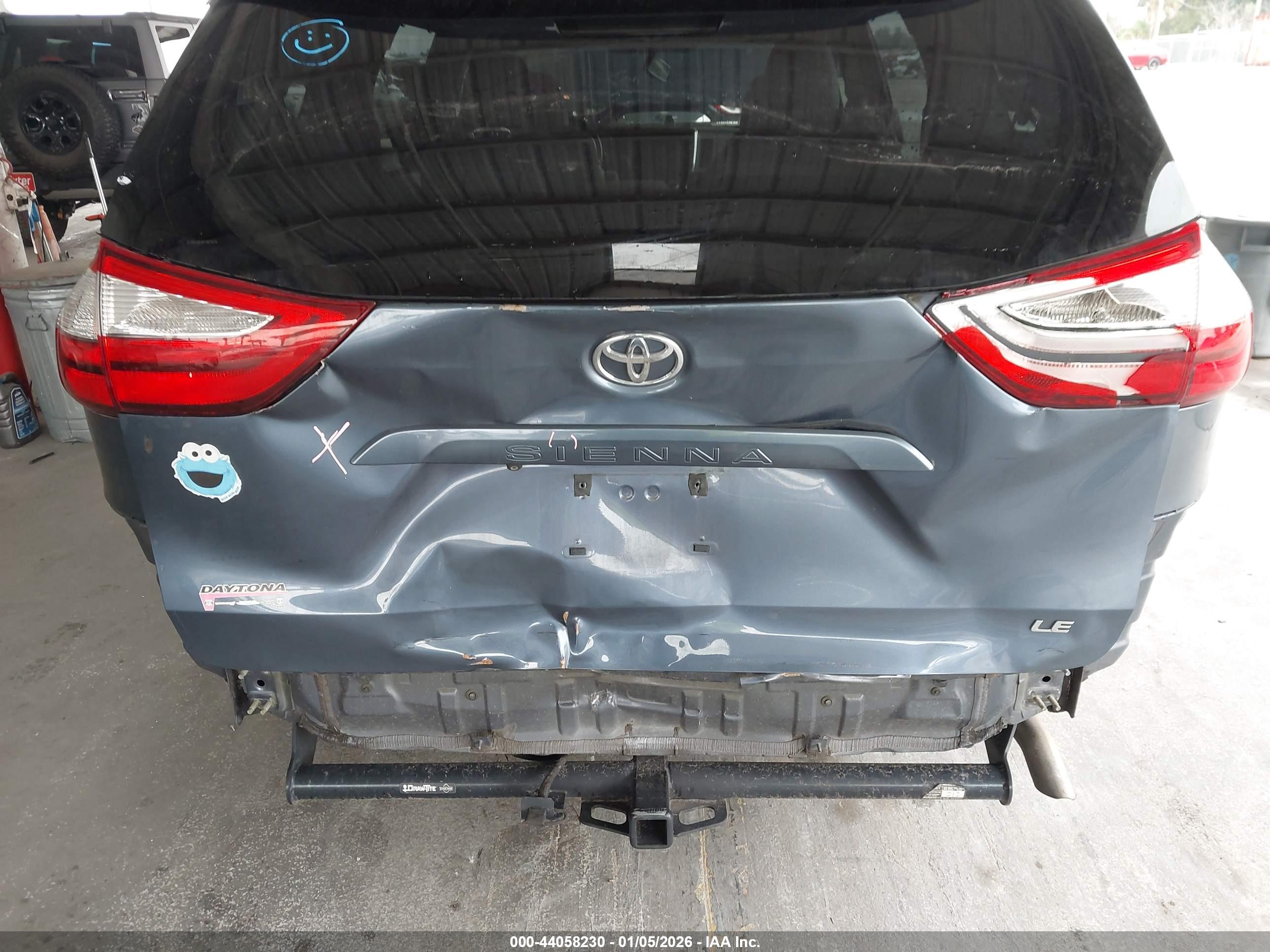 TOYOTA SIENNA image 6