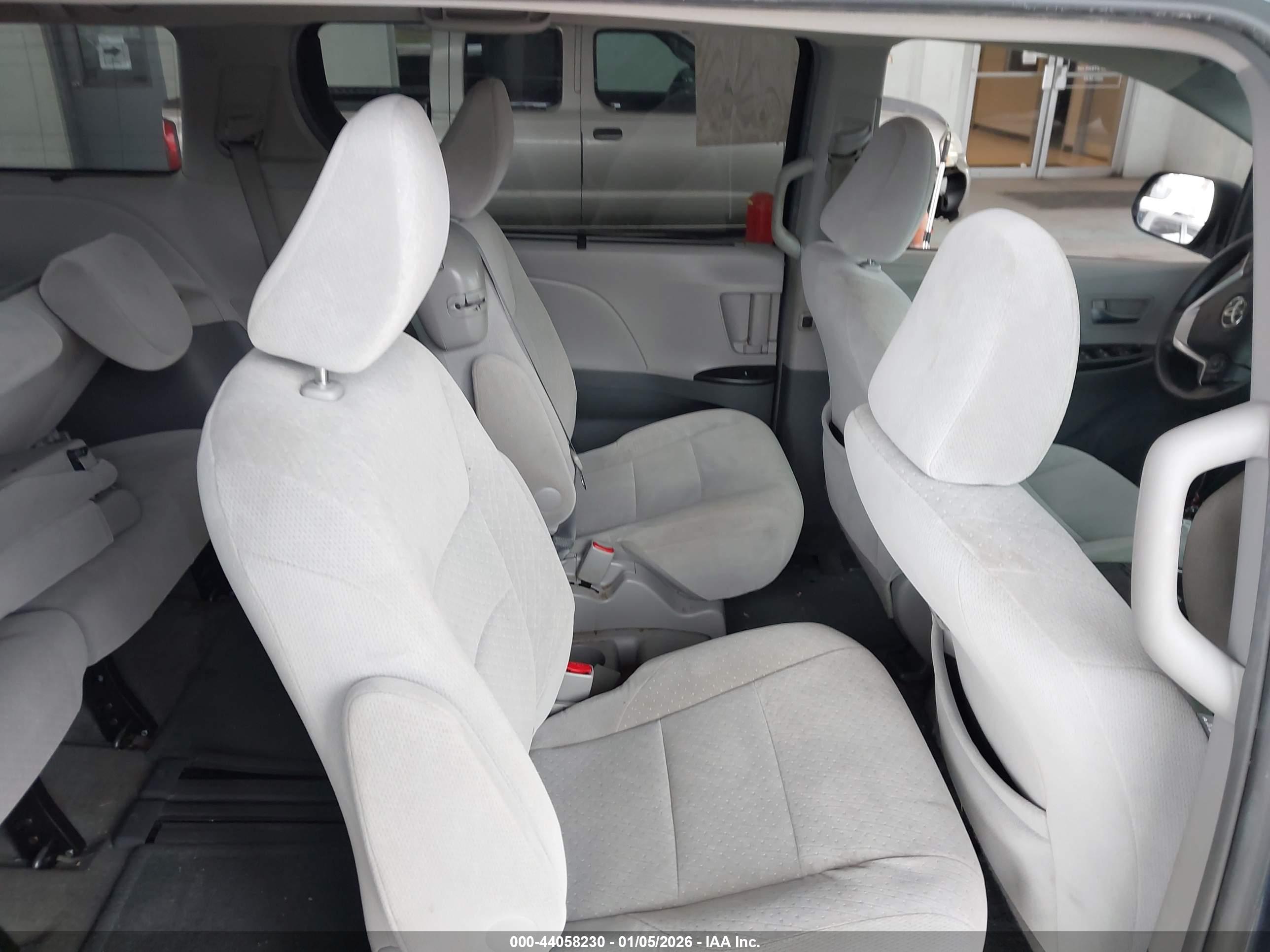 TOYOTA SIENNA image 8