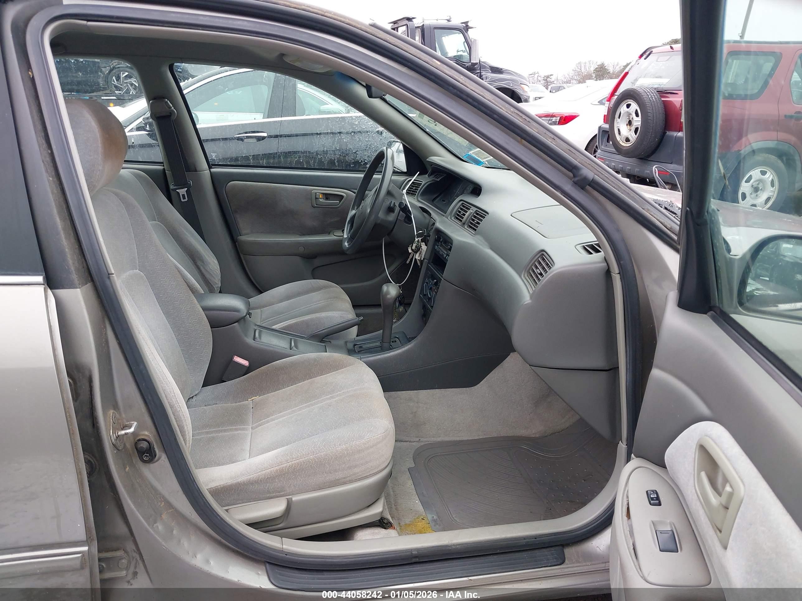 TOYOTA CAMRY image 5