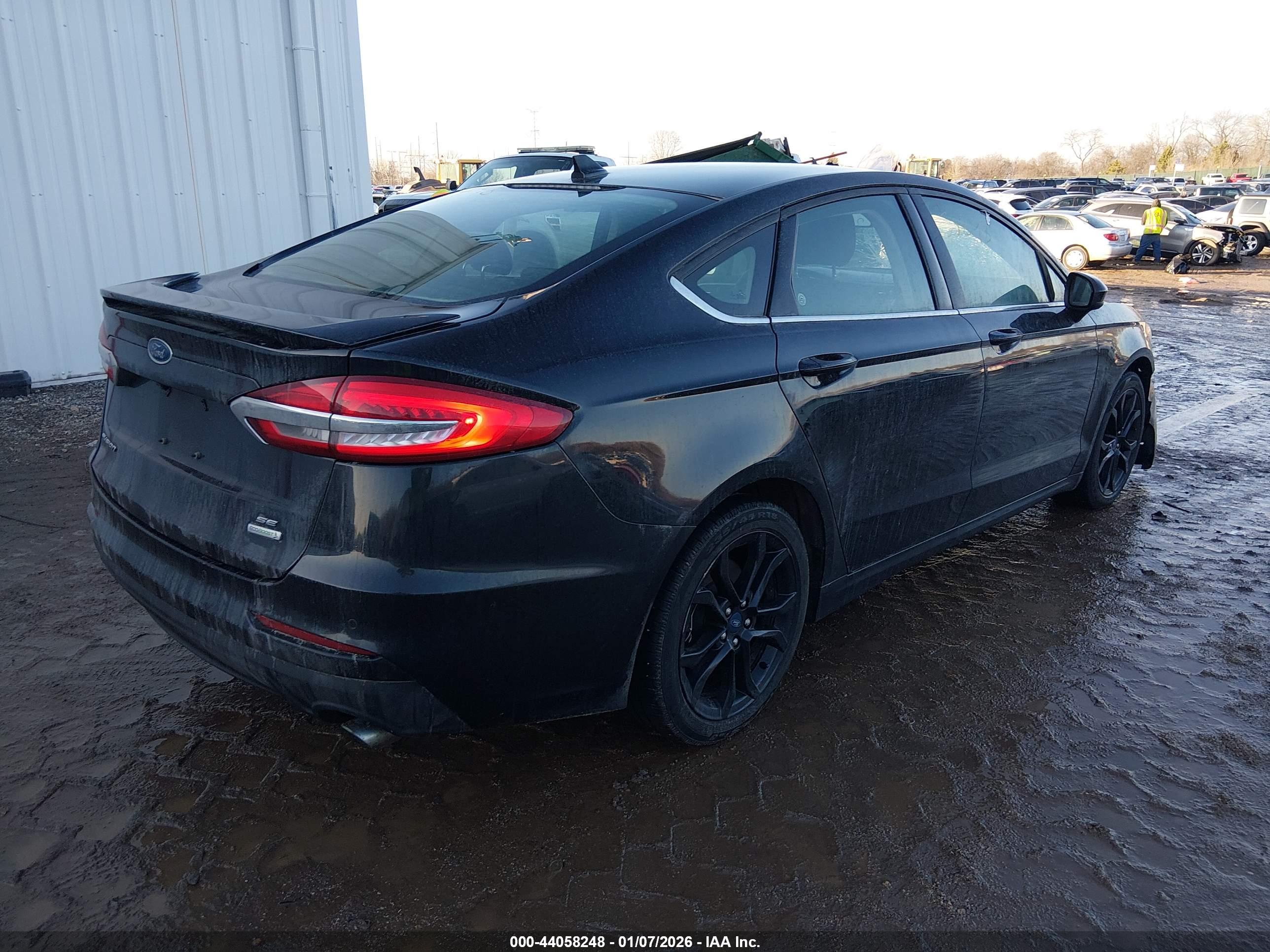 FORD FUSION image 4