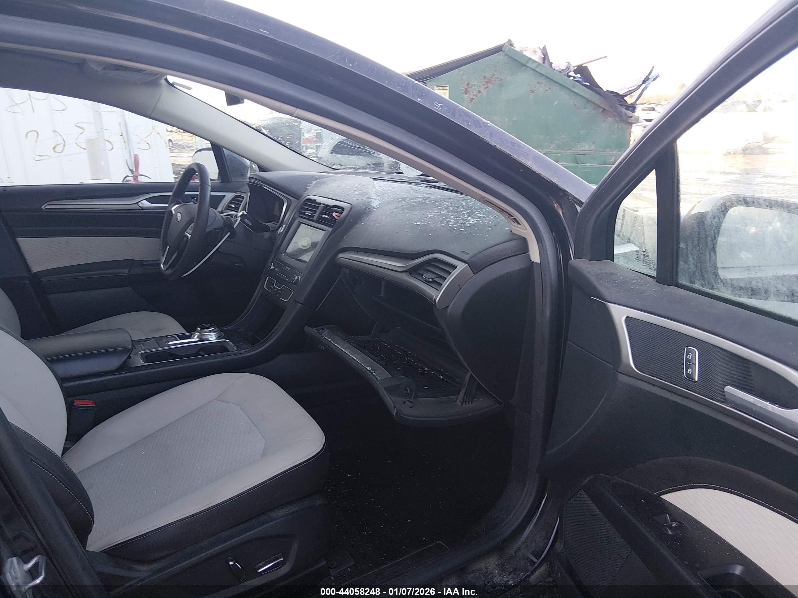 FORD FUSION image 5