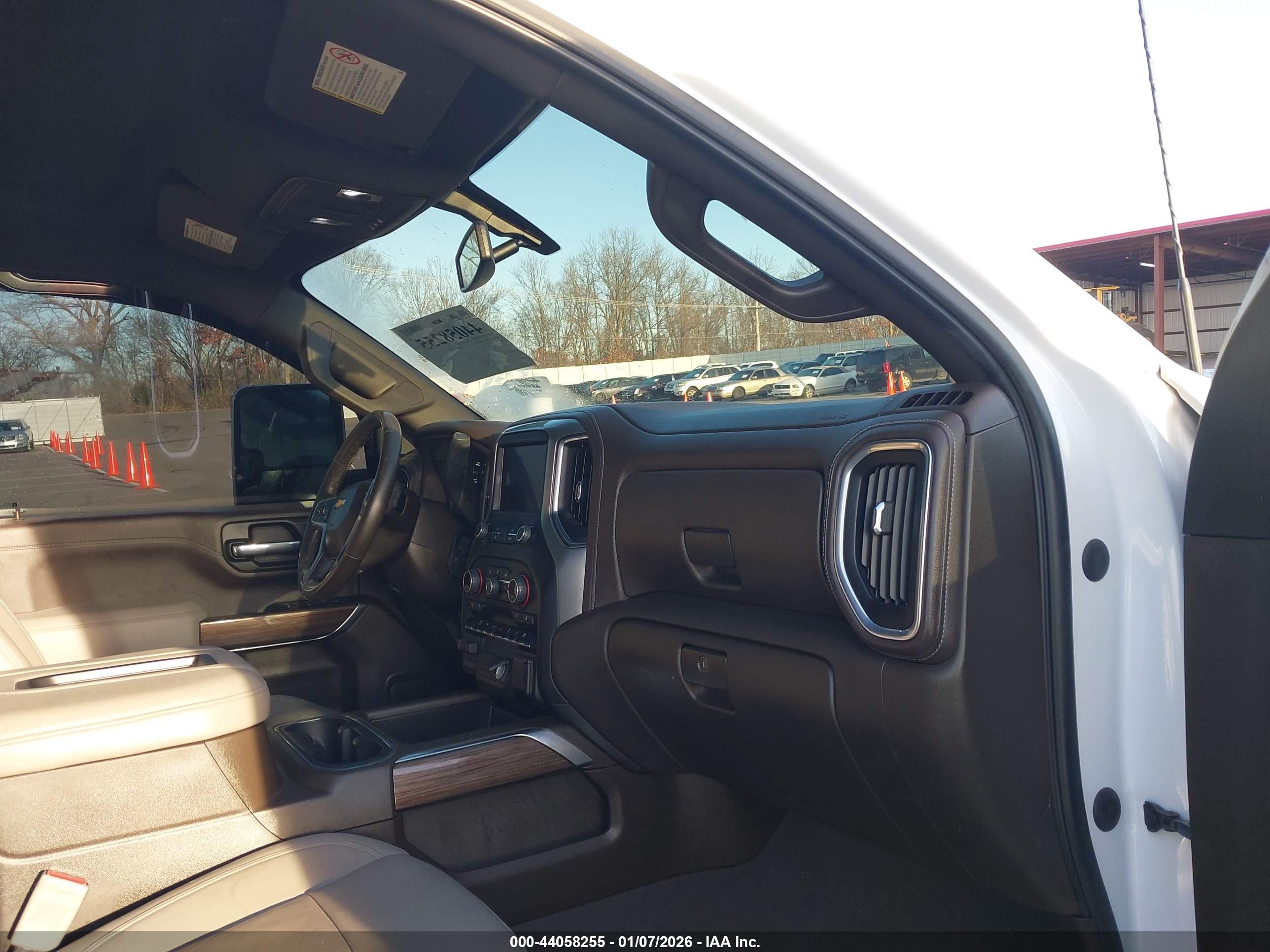 CHEVROLET SILVERADO image 5