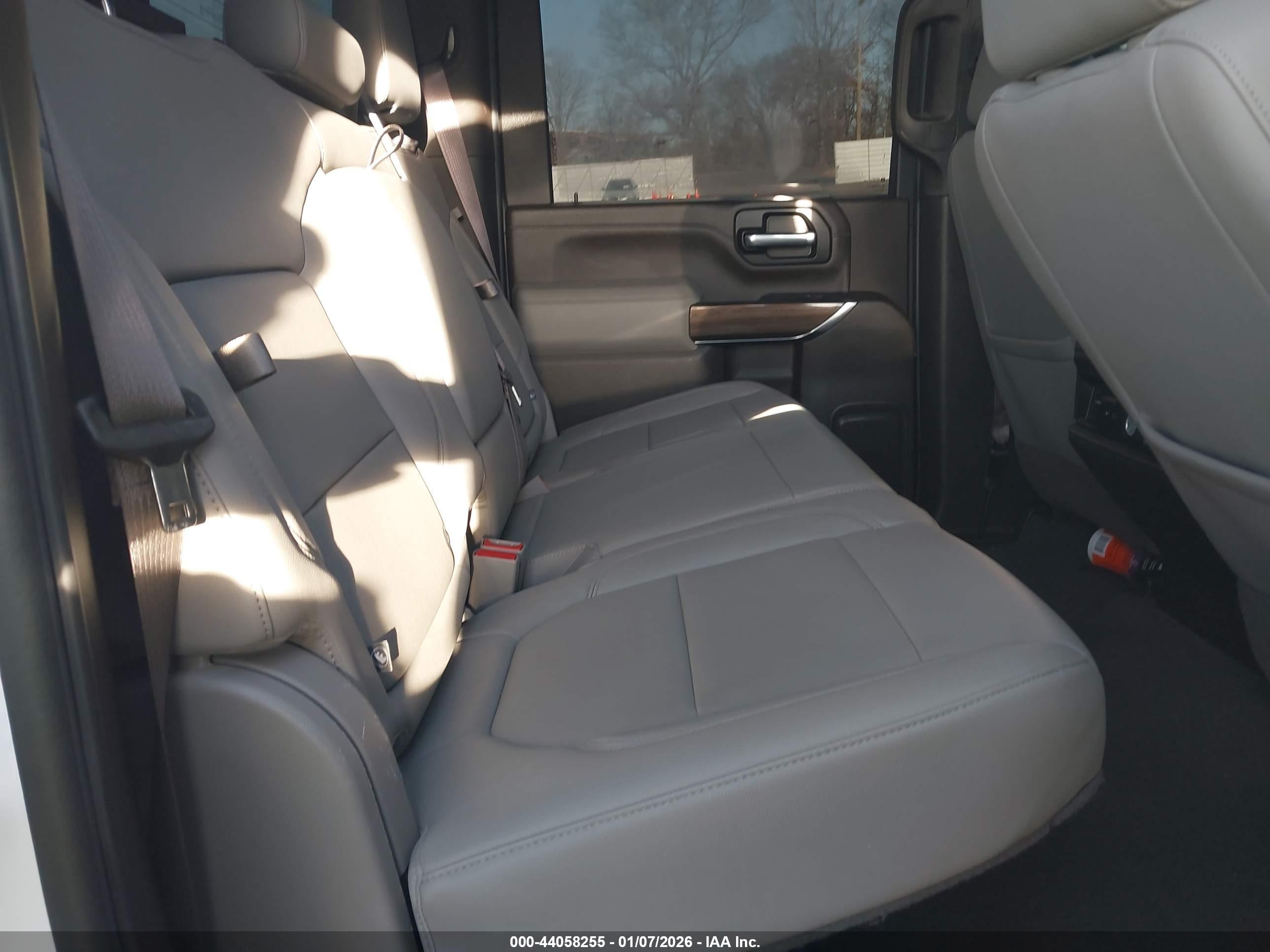 CHEVROLET SILVERADO image 8
