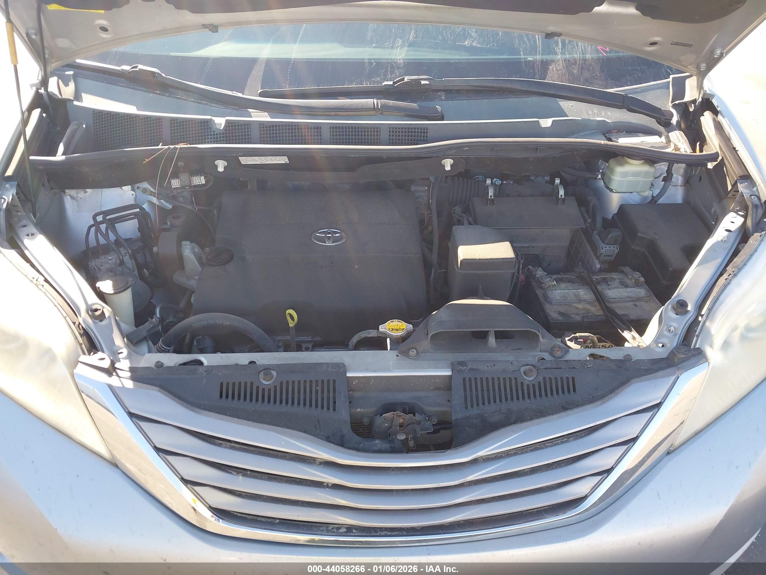 TOYOTA SIENNA image 10