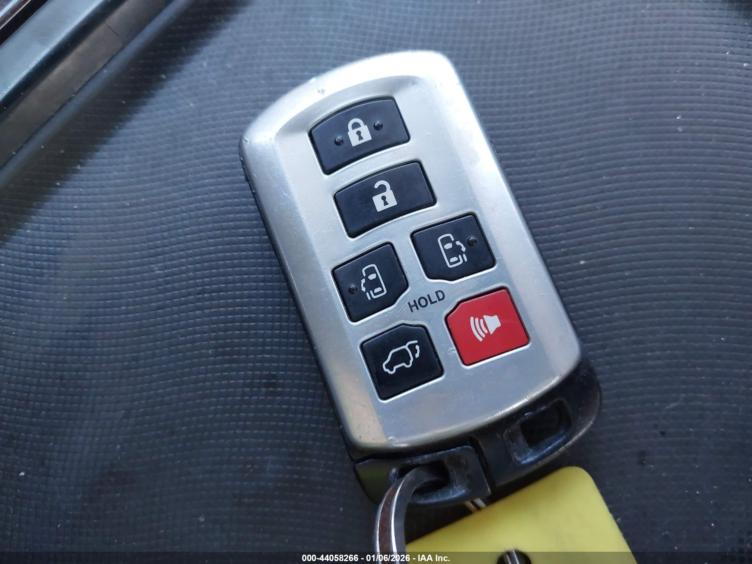 TOYOTA SIENNA image 11