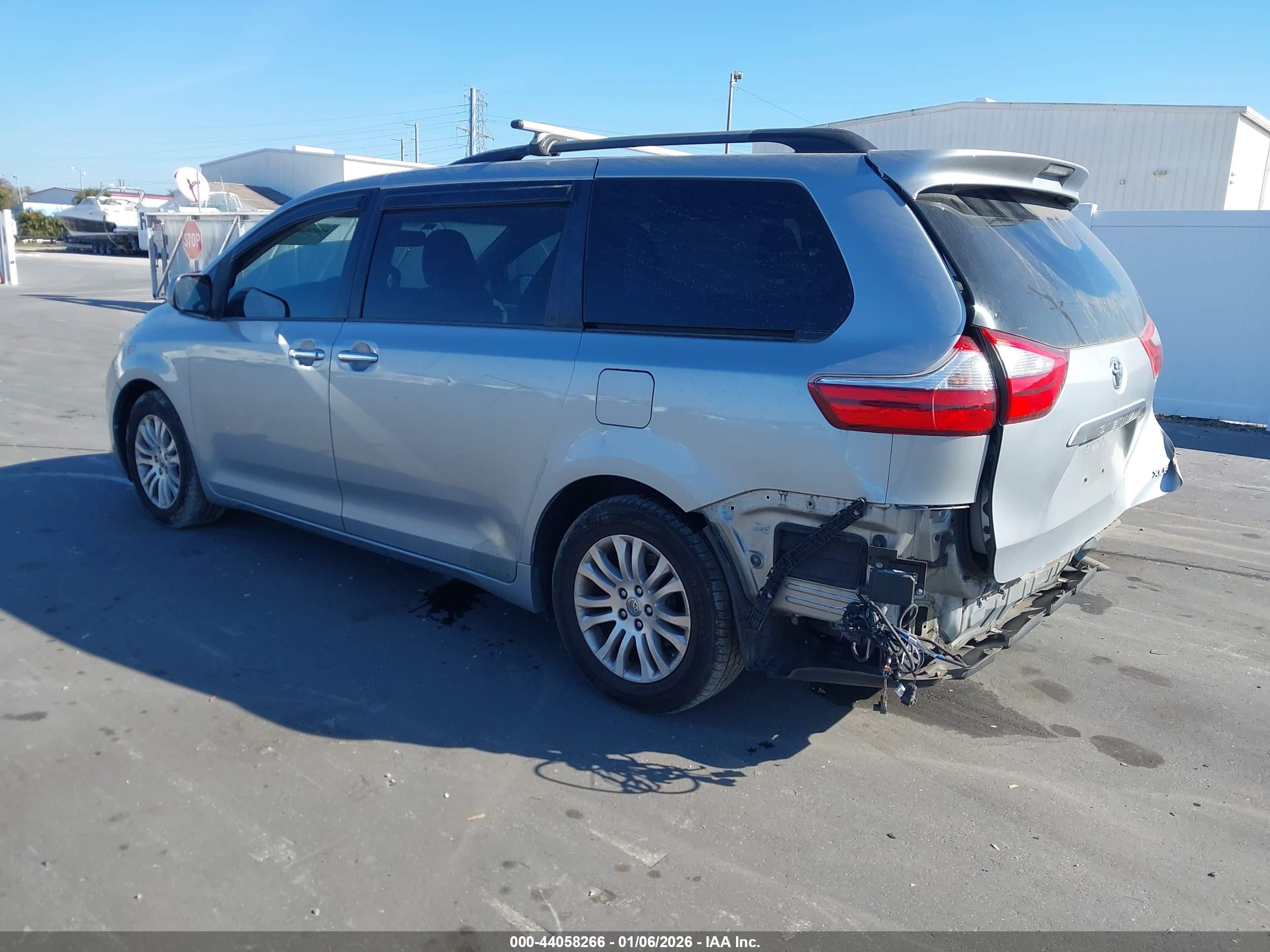 TOYOTA SIENNA image 3