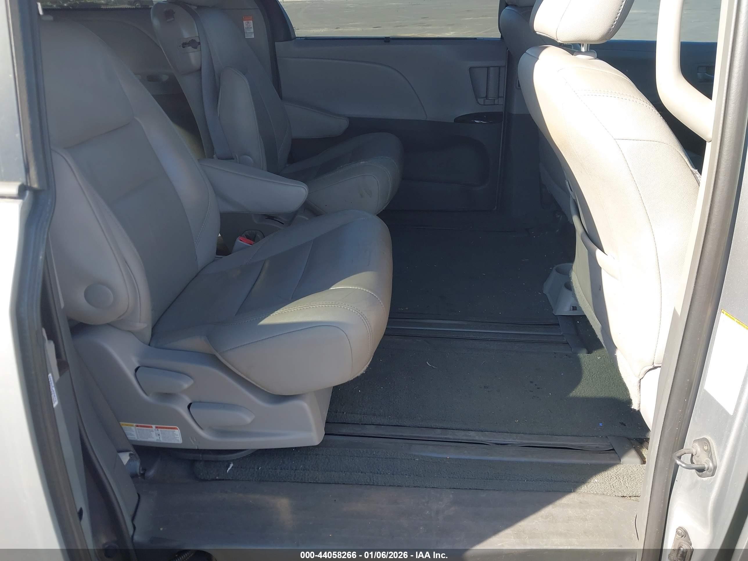 TOYOTA SIENNA image 8