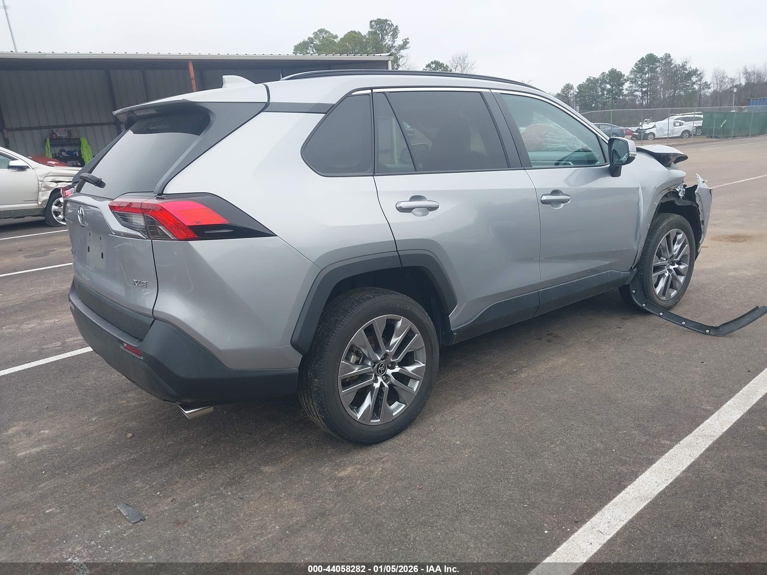 TOYOTA RAV4 image 4