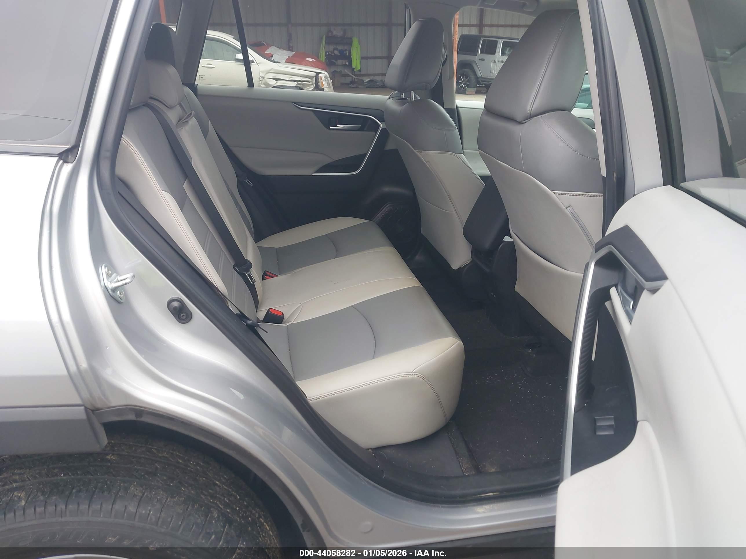 TOYOTA RAV4 image 8