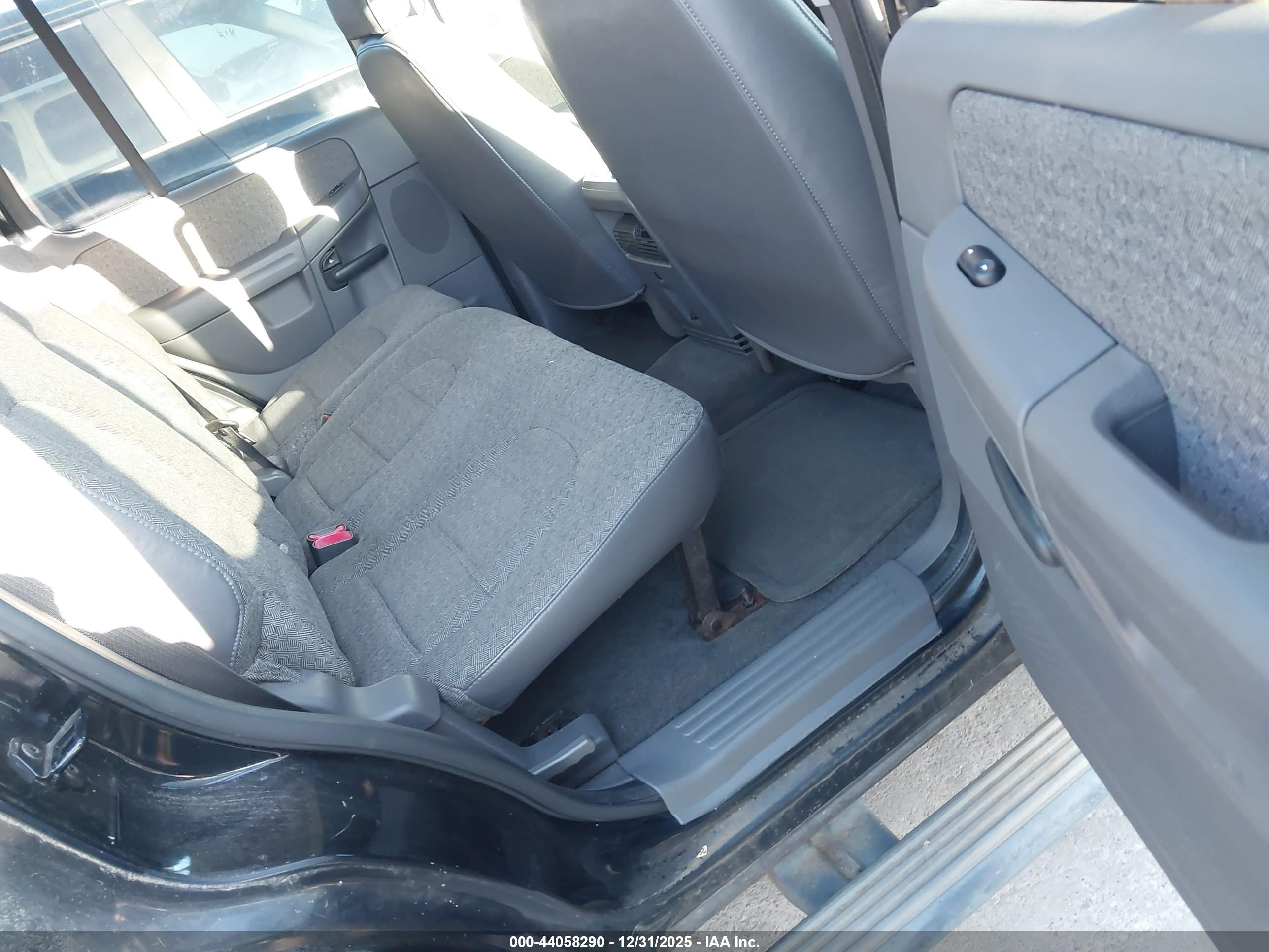 FORD EXPLORER image 8