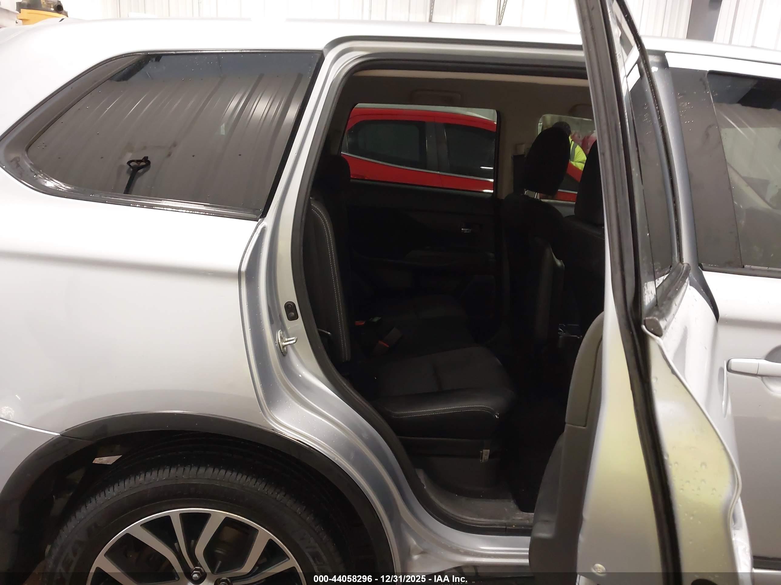 MITSUBISHI OUTLANDER image 8