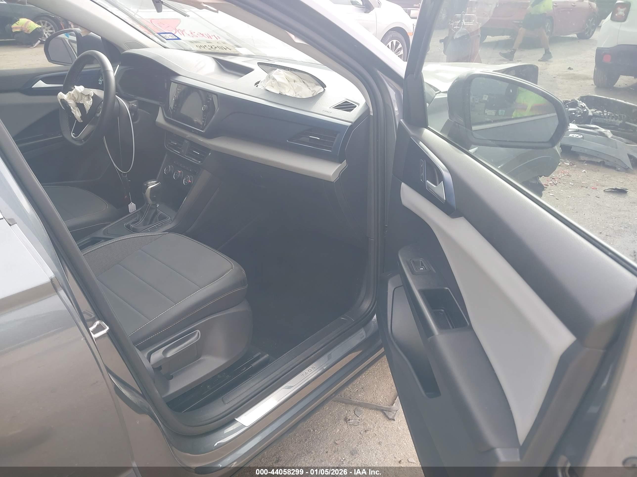 VOLKSWAGEN TAOS image 5