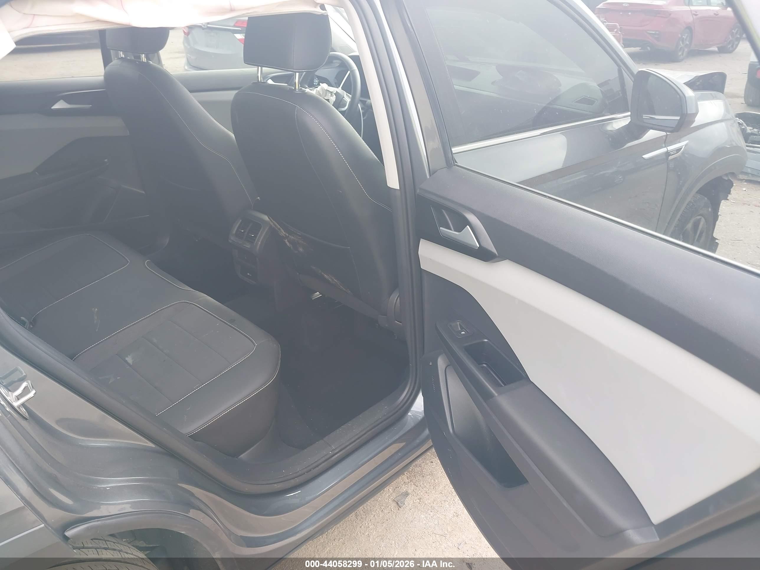 VOLKSWAGEN TAOS image 8