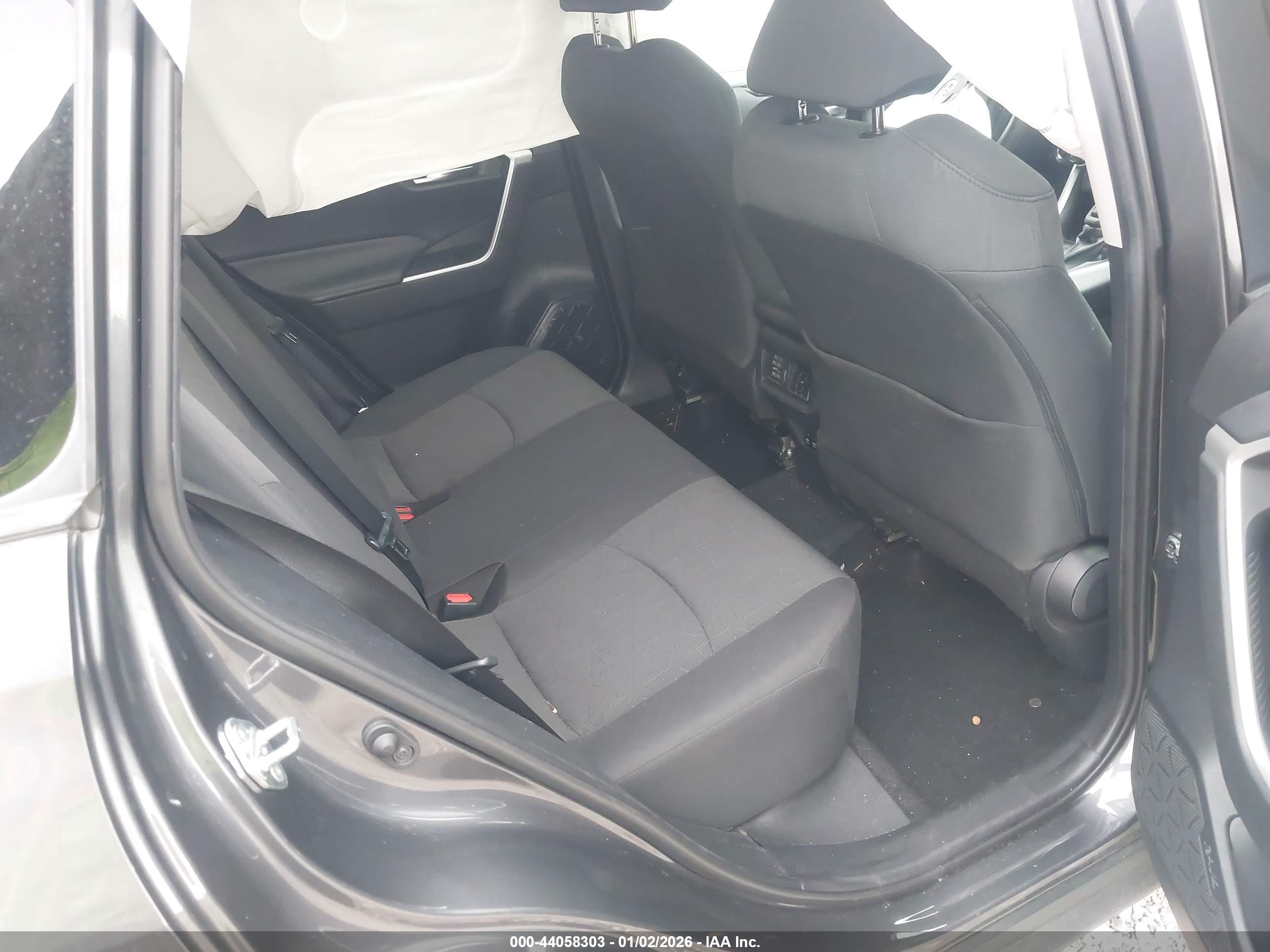TOYOTA RAV4 image 8