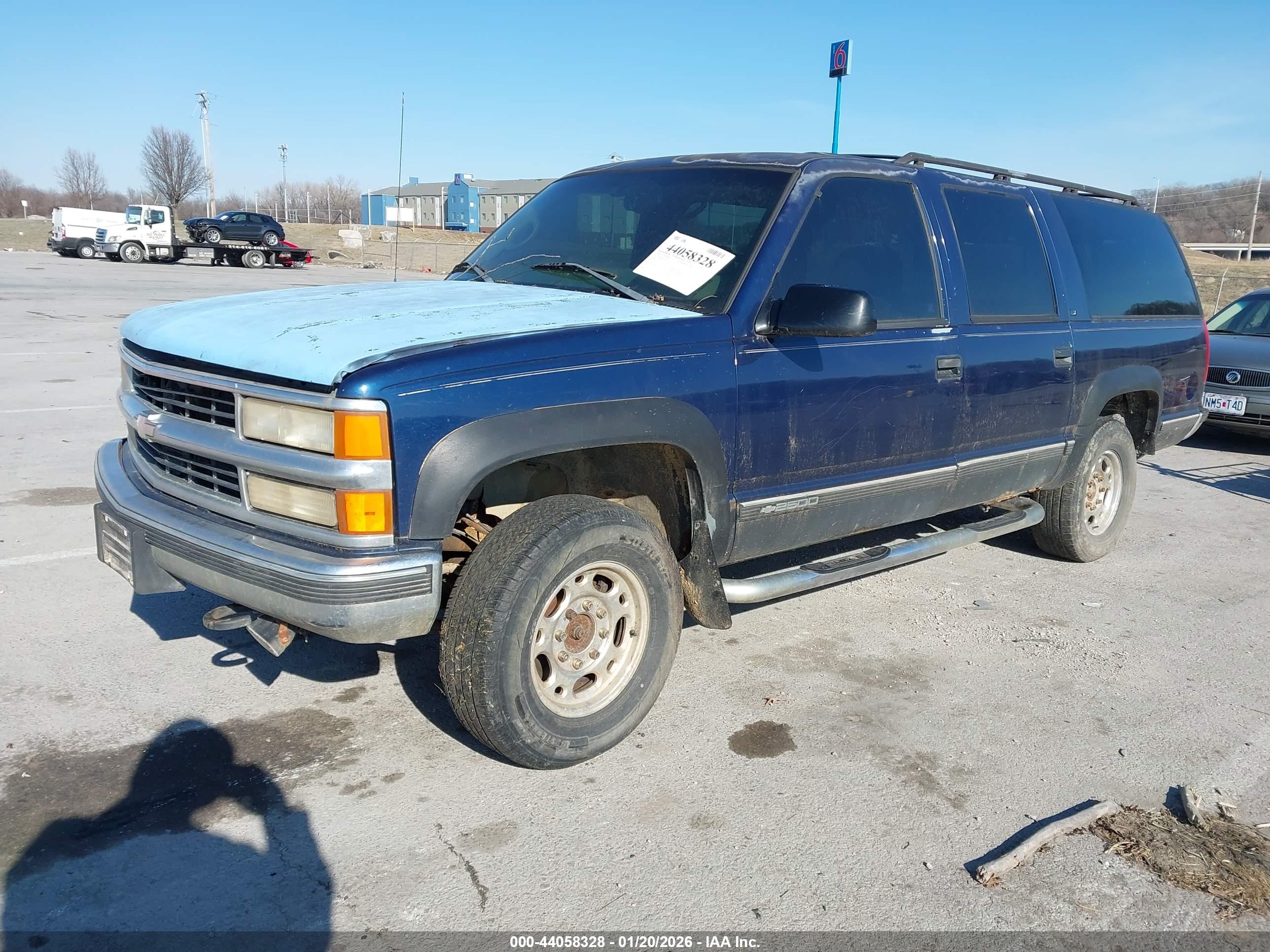 CHEVROLET SUBURBAN image 2