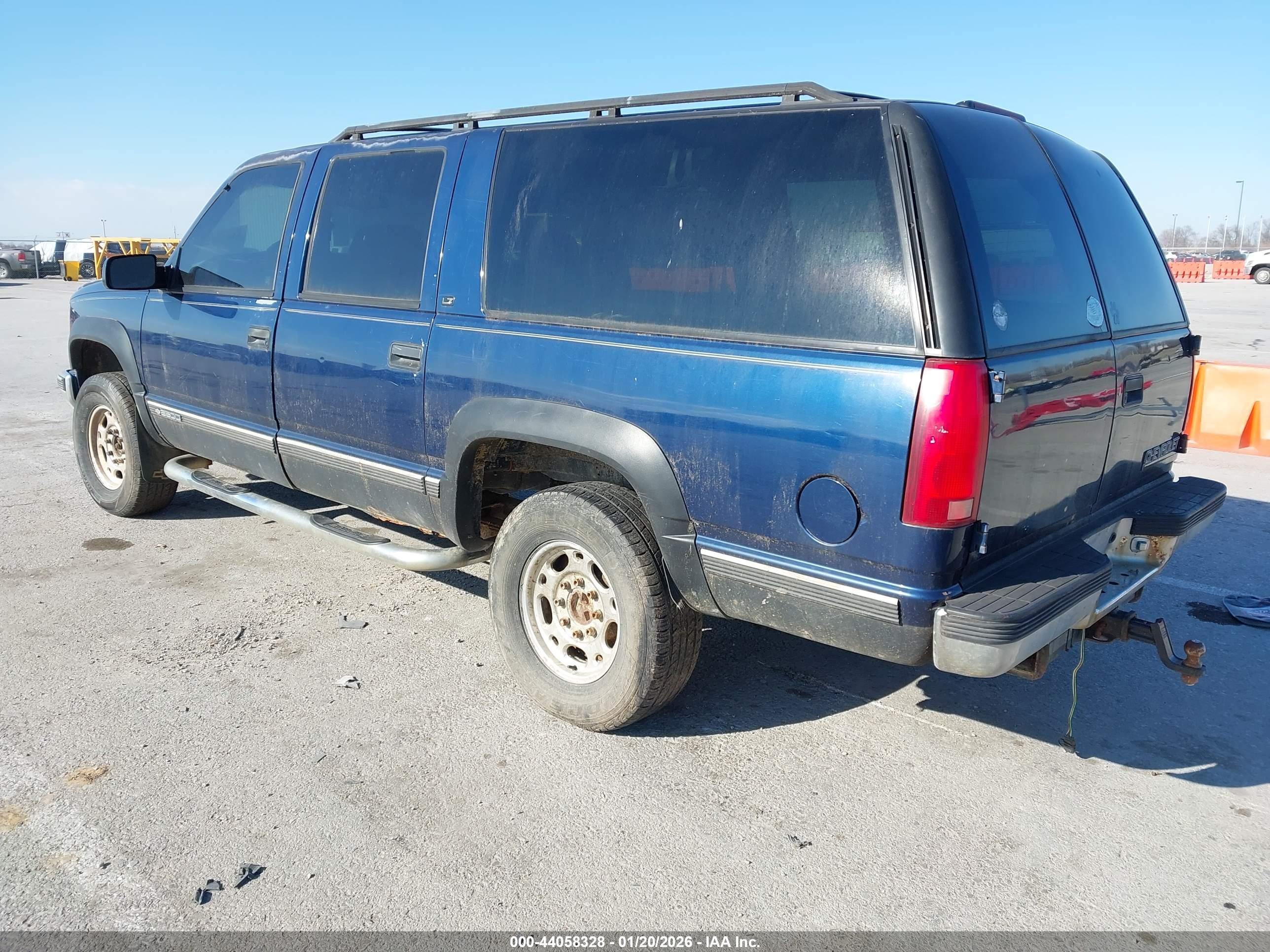 CHEVROLET SUBURBAN image 3