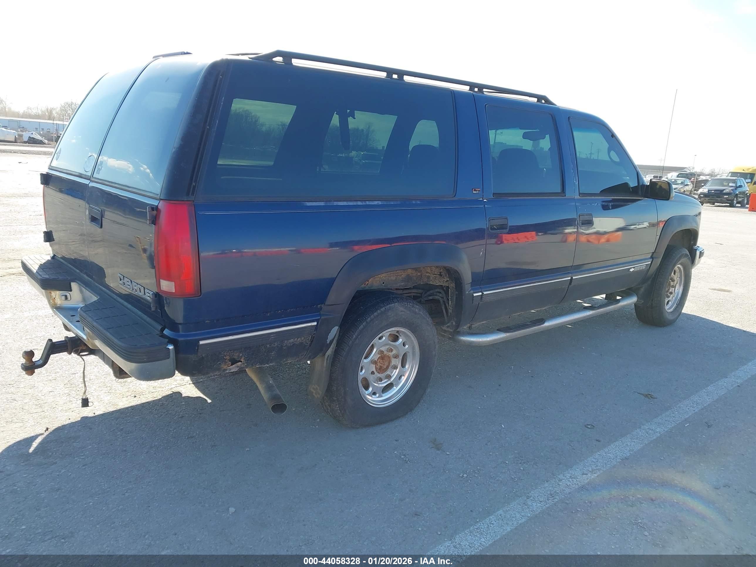 CHEVROLET SUBURBAN image 4