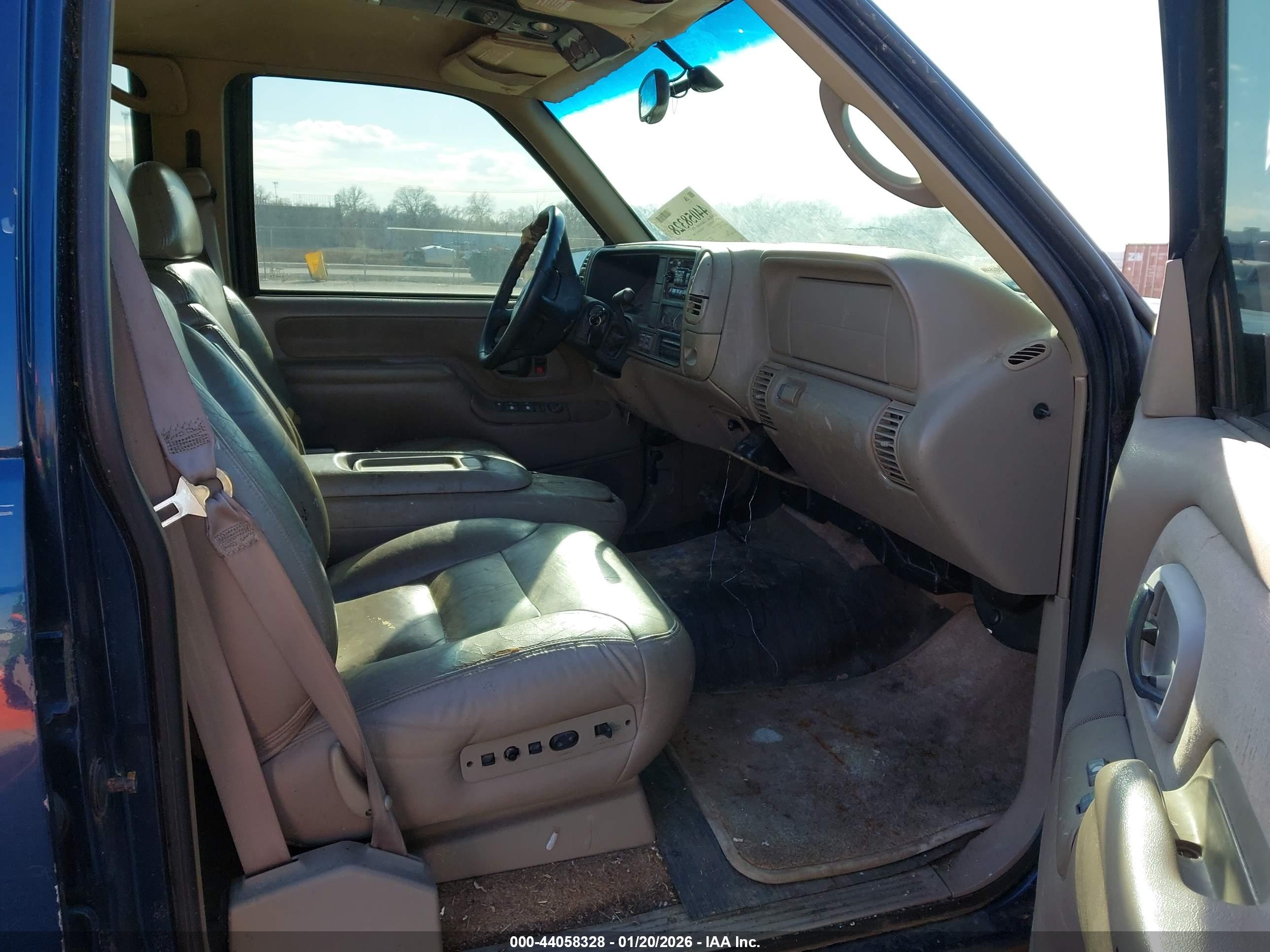 CHEVROLET SUBURBAN image 5