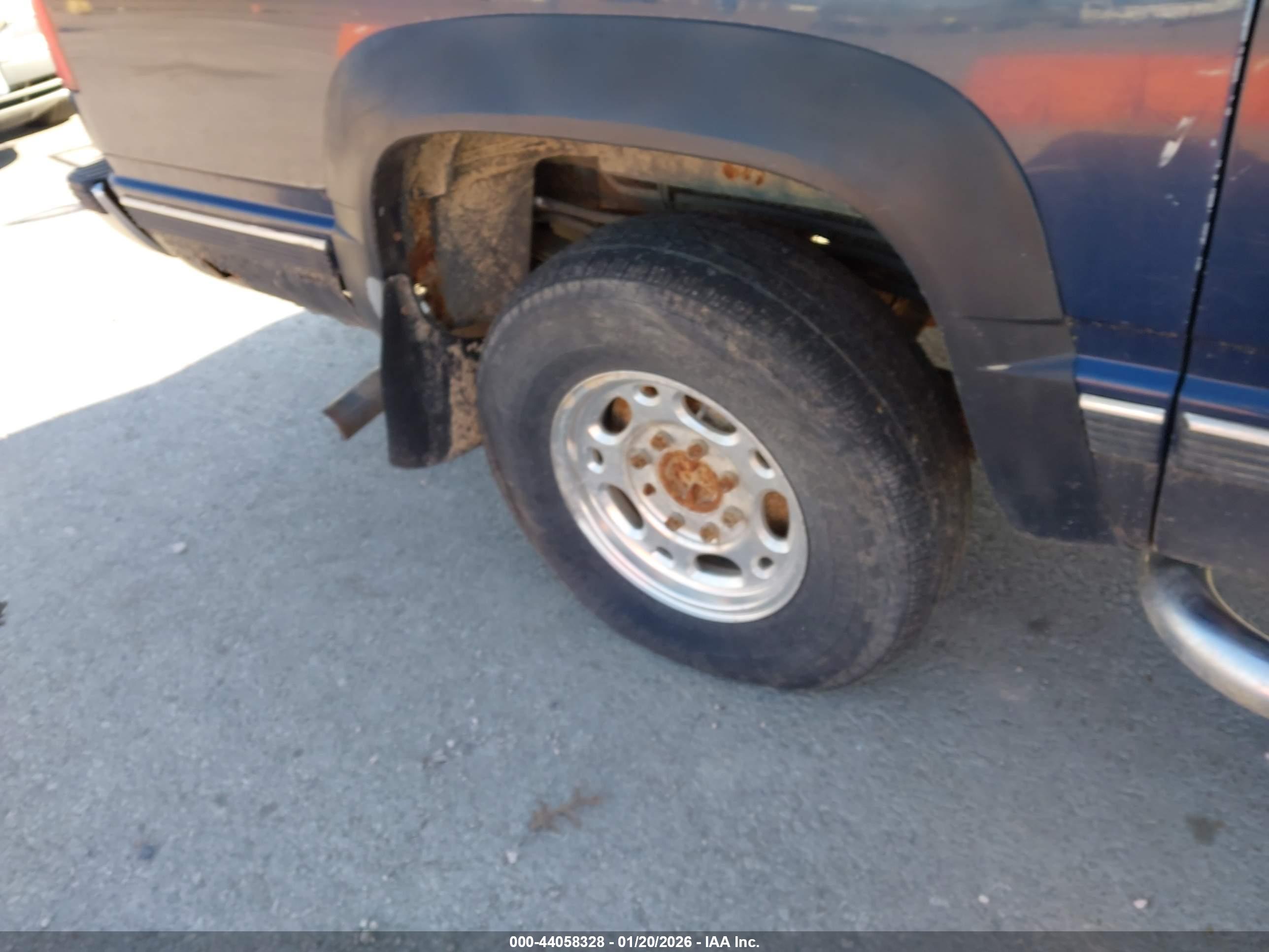 CHEVROLET SUBURBAN image 6