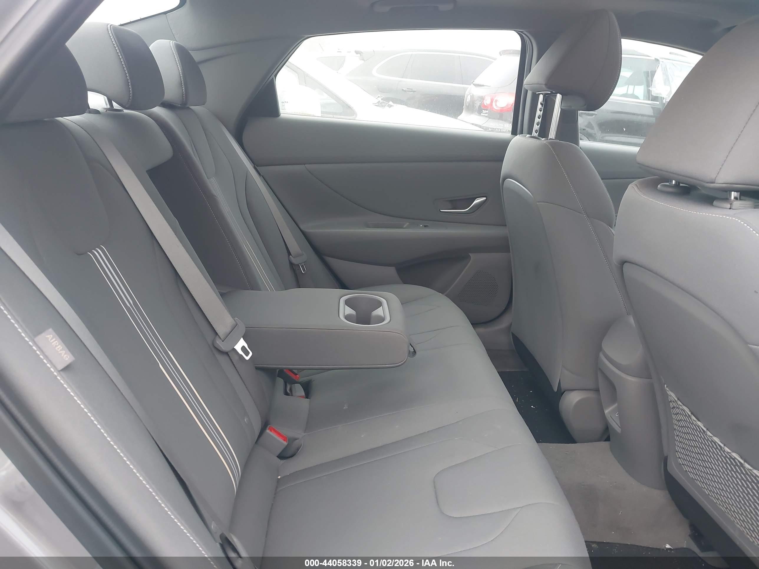HYUNDAI ELANTRA image 8