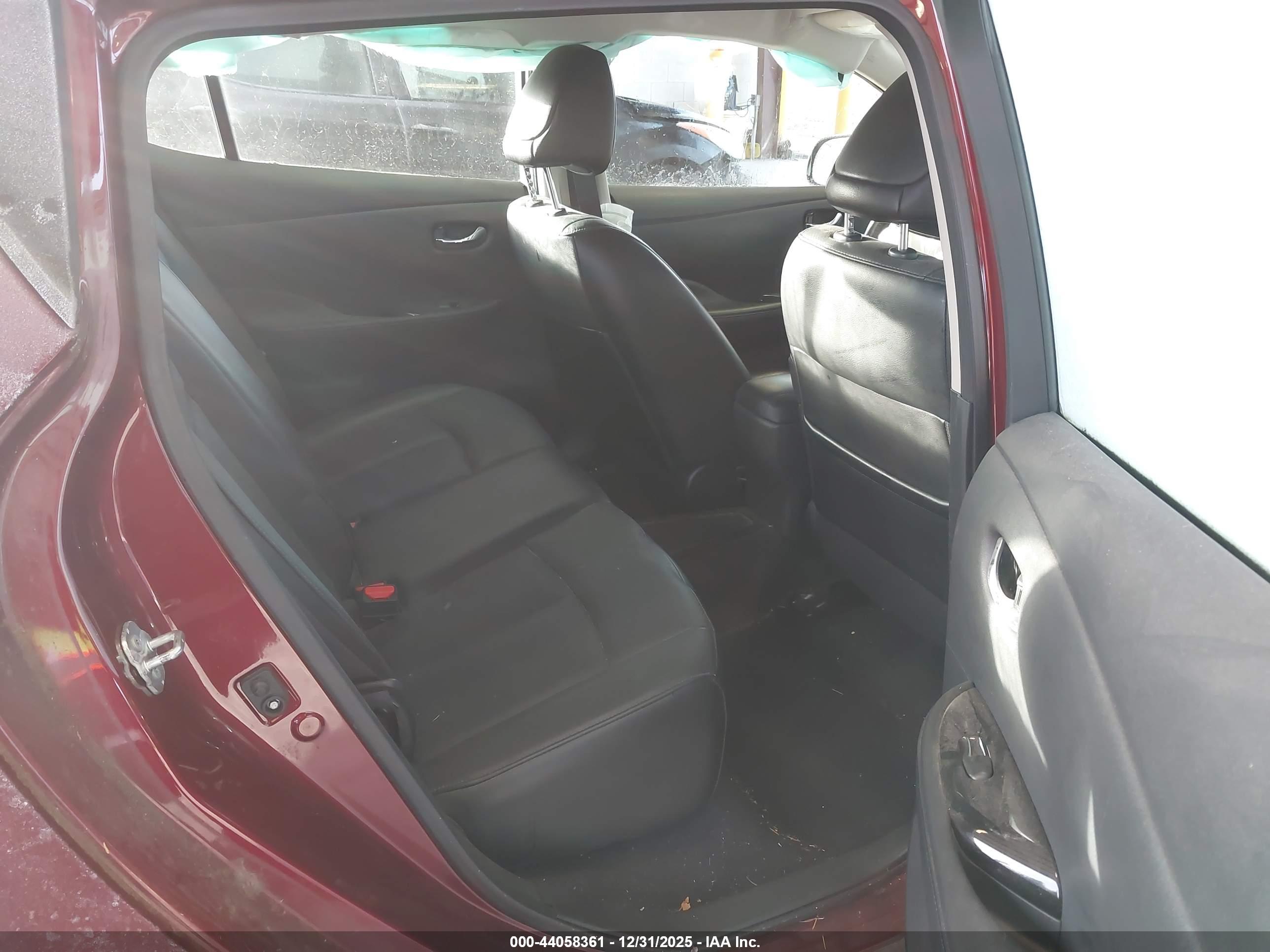 NISSAN LEAF image 8